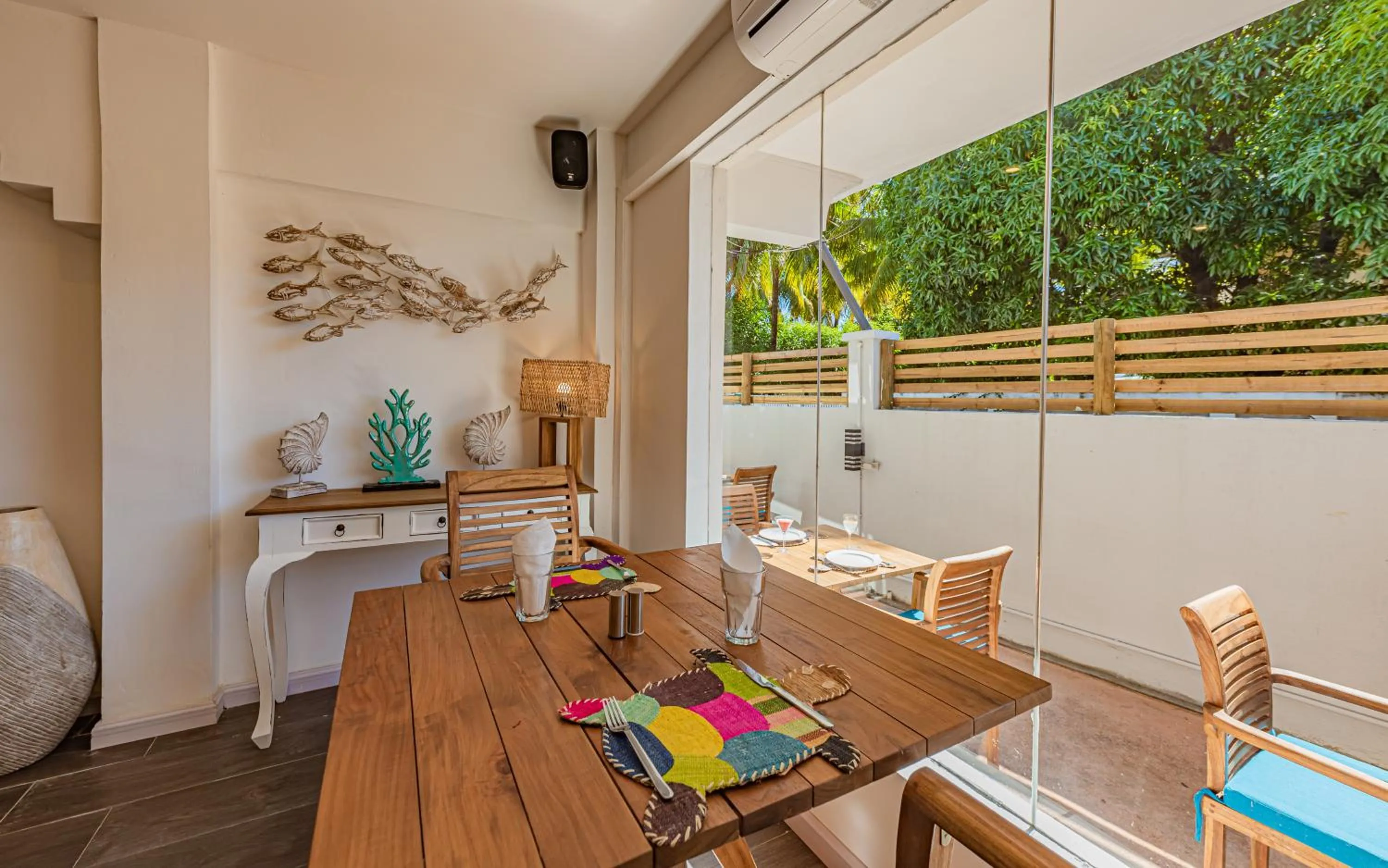 Restaurant/places to eat in Seastar Hotel