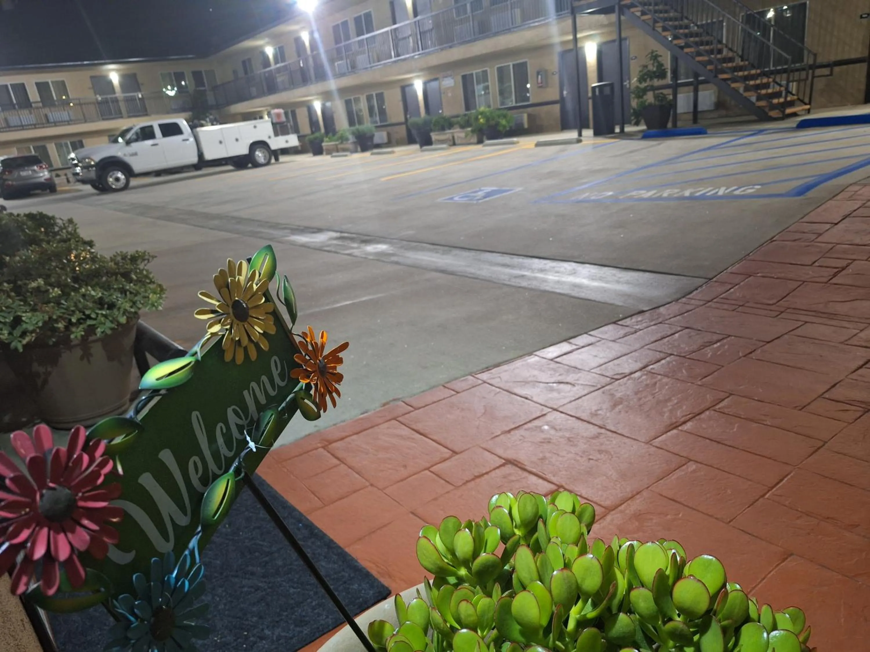 Inner courtyard view in Portofino Inn Burbank