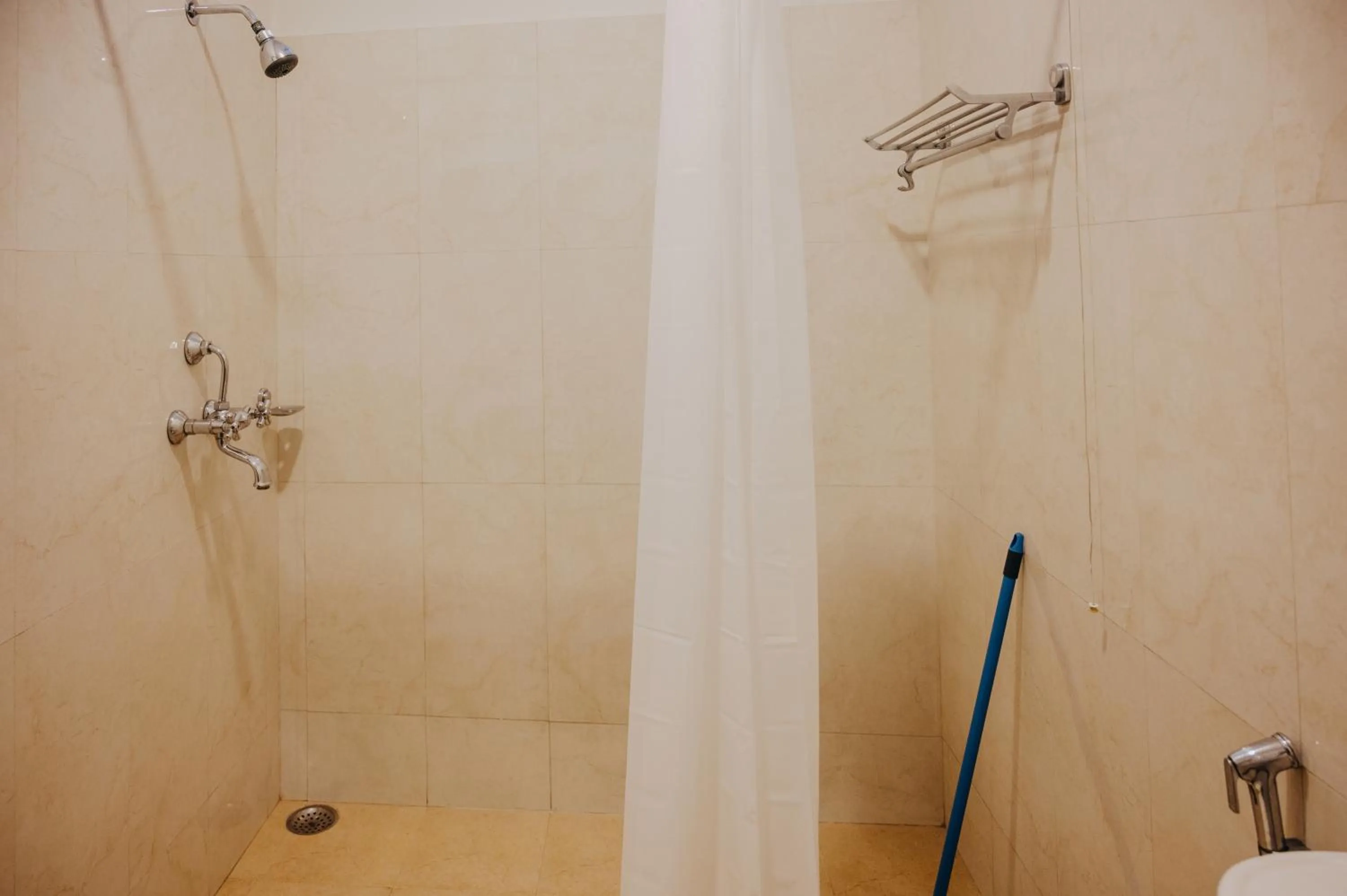 Bathroom in Horn Ok Please Hostel Jaipur