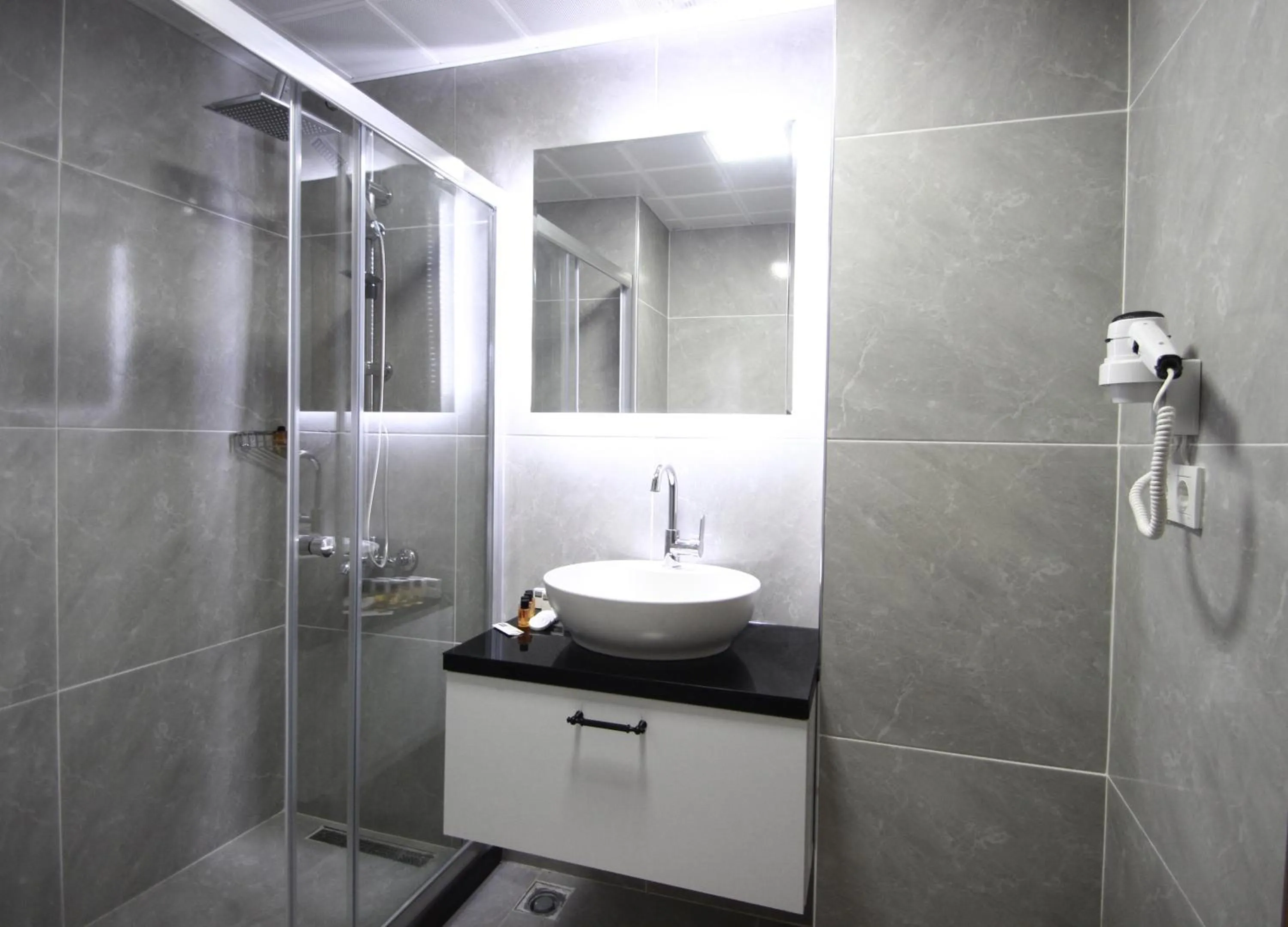 Bathroom in Hira Hotel