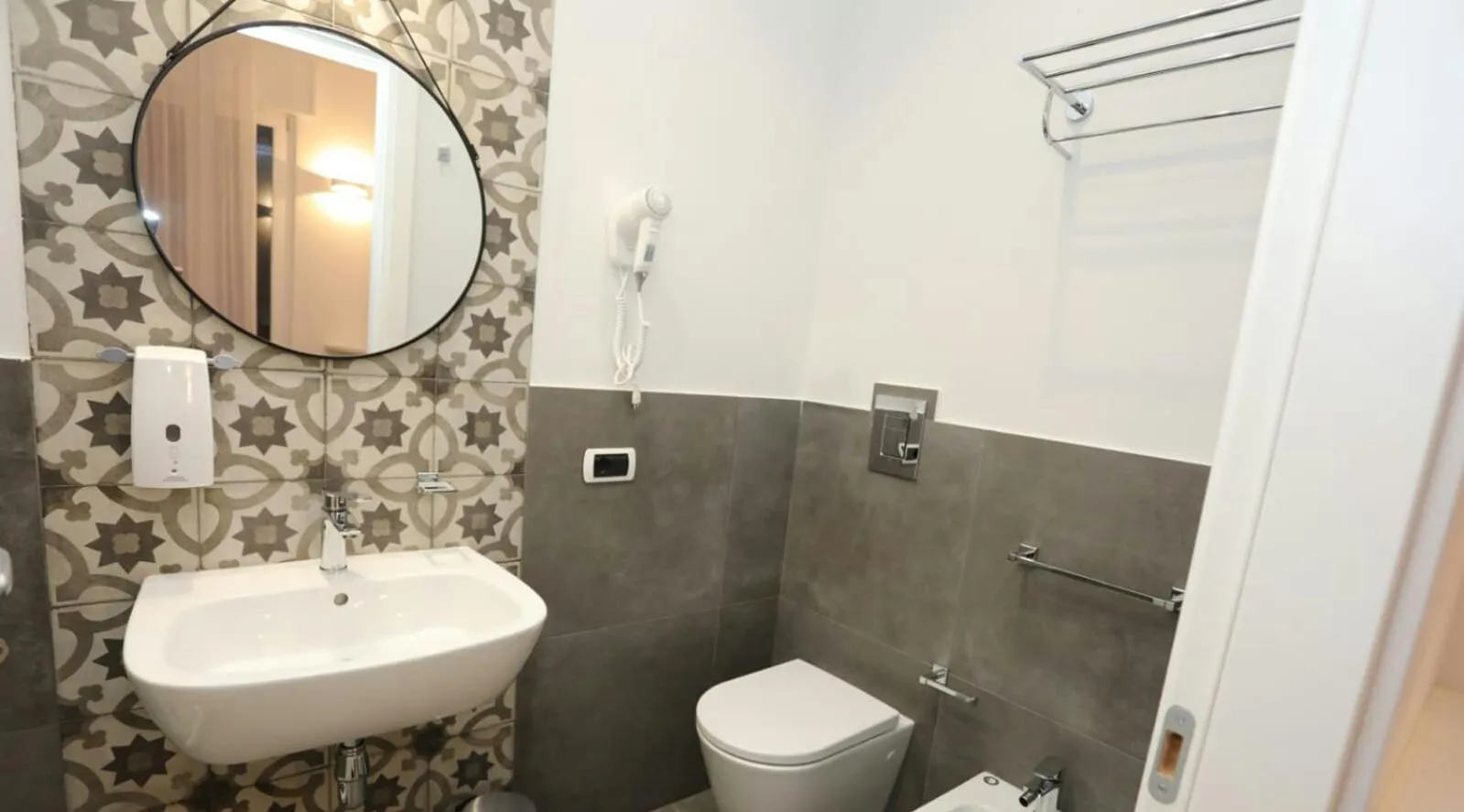 Delia Rooms & Gallery