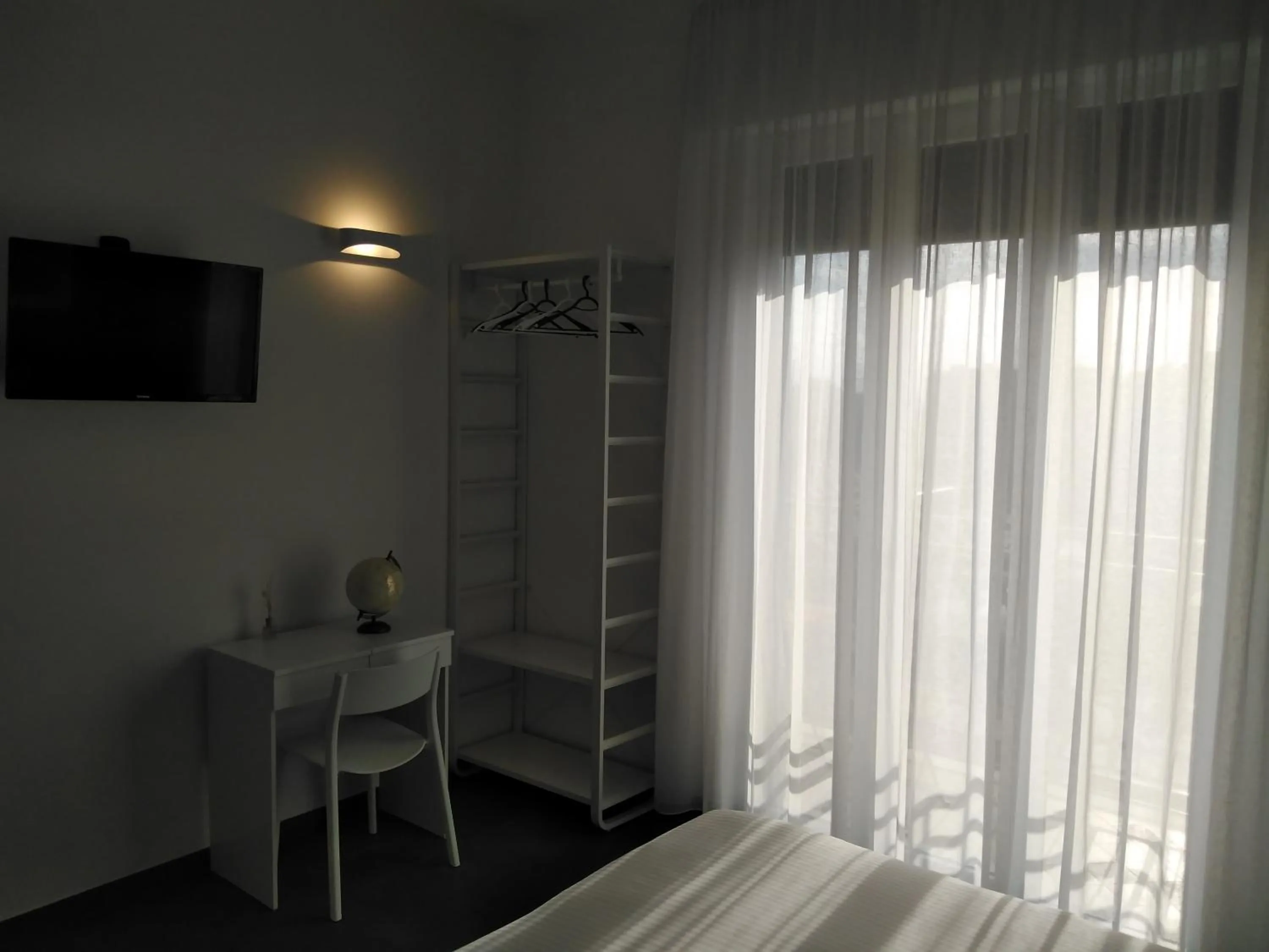 Delia Rooms & Gallery