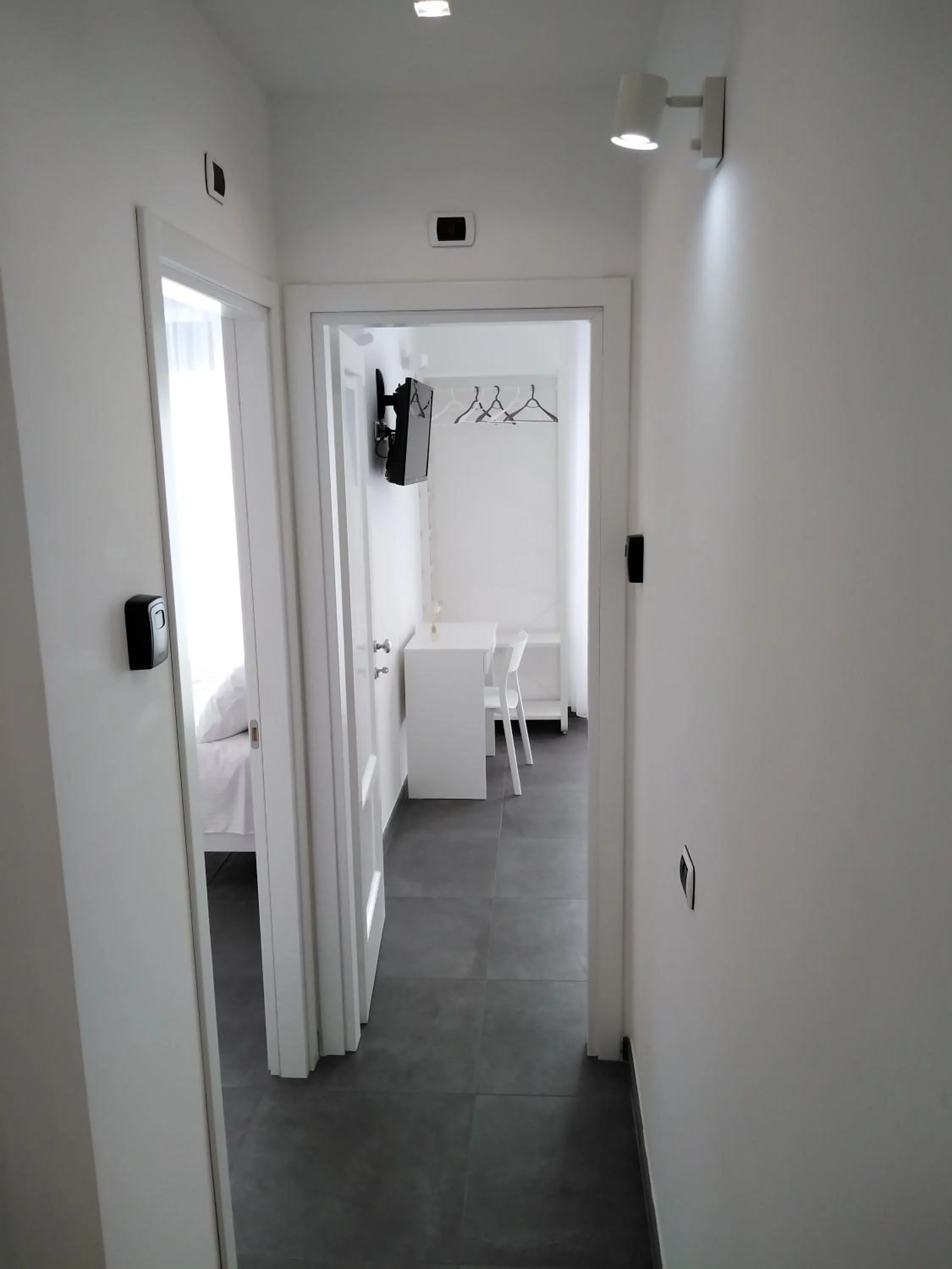 Delia Rooms & Gallery