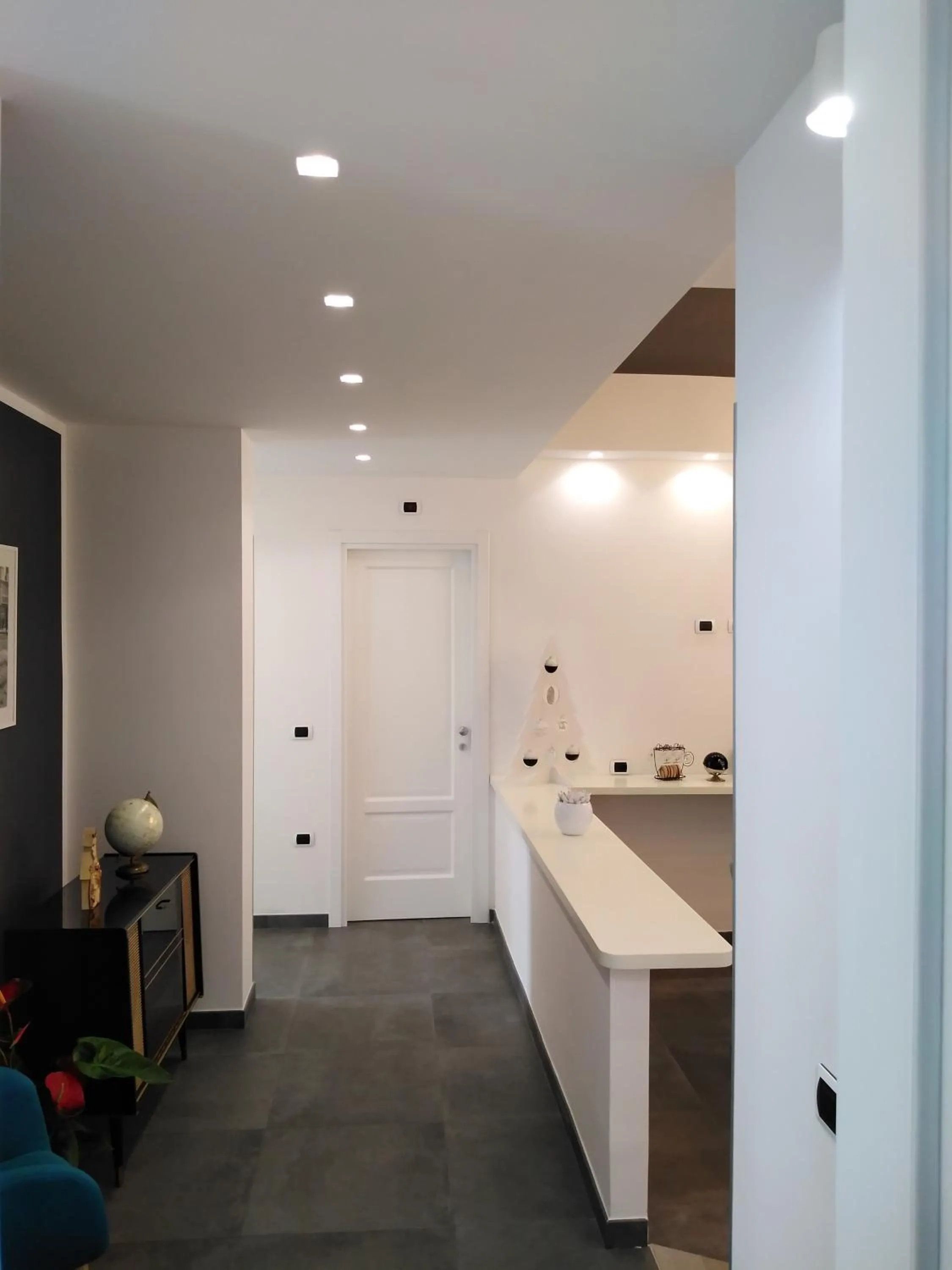 Delia Rooms & Gallery