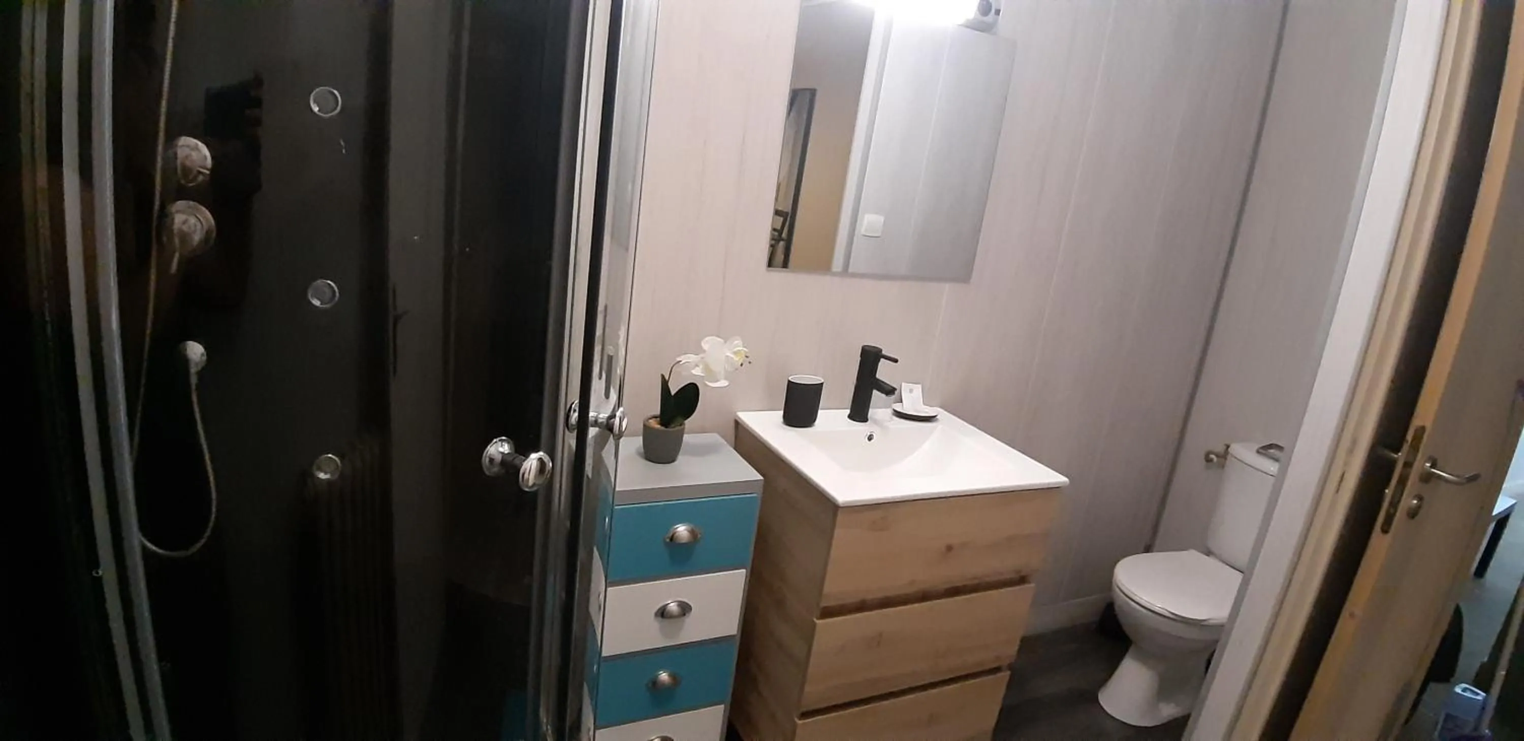 Bathroom in Hotel Saint François Précigné Soirée étape sur demande Proche Sablé-sur-Sarthe