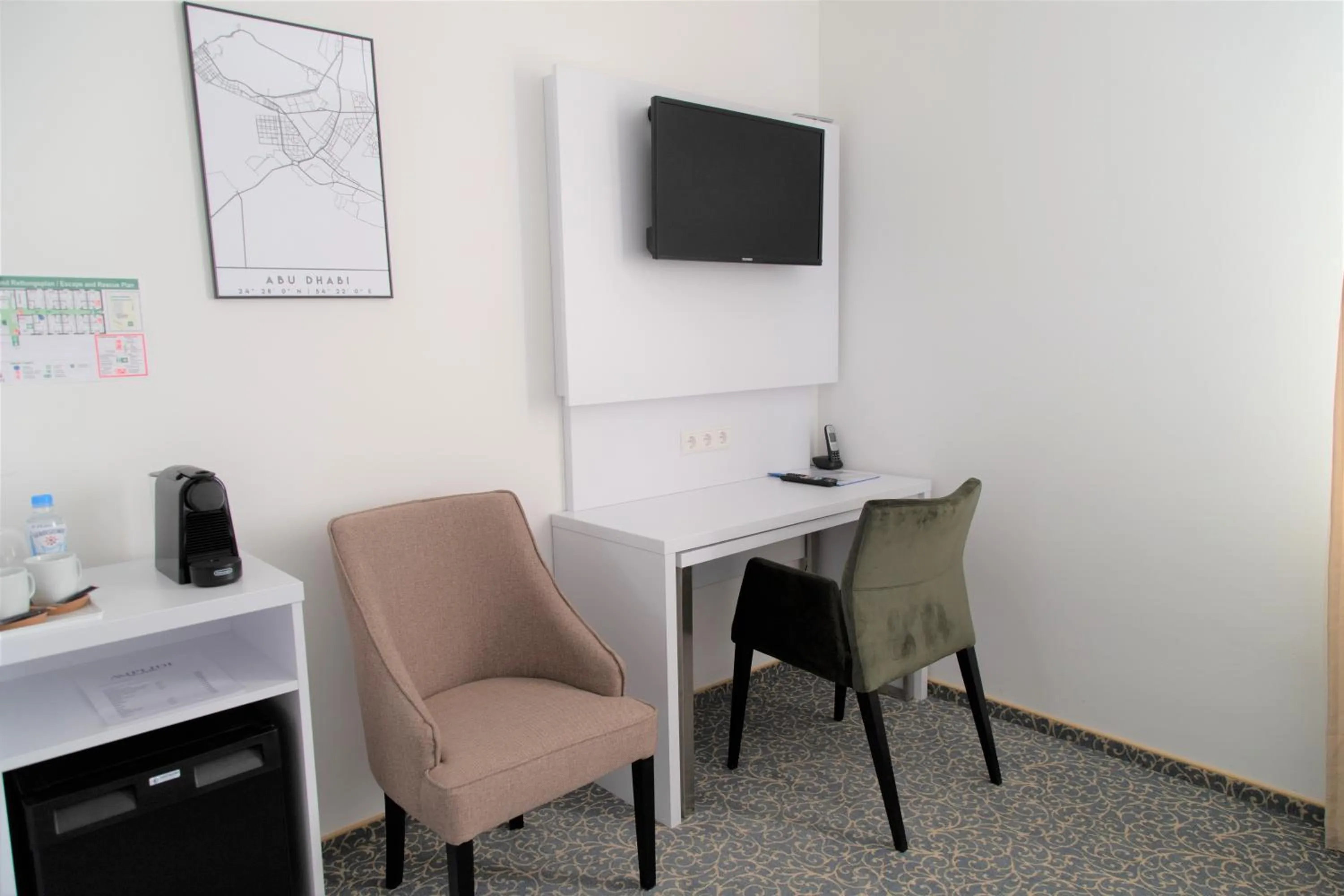 Communal lounge/ TV room in Amplidi Hotel Hannover