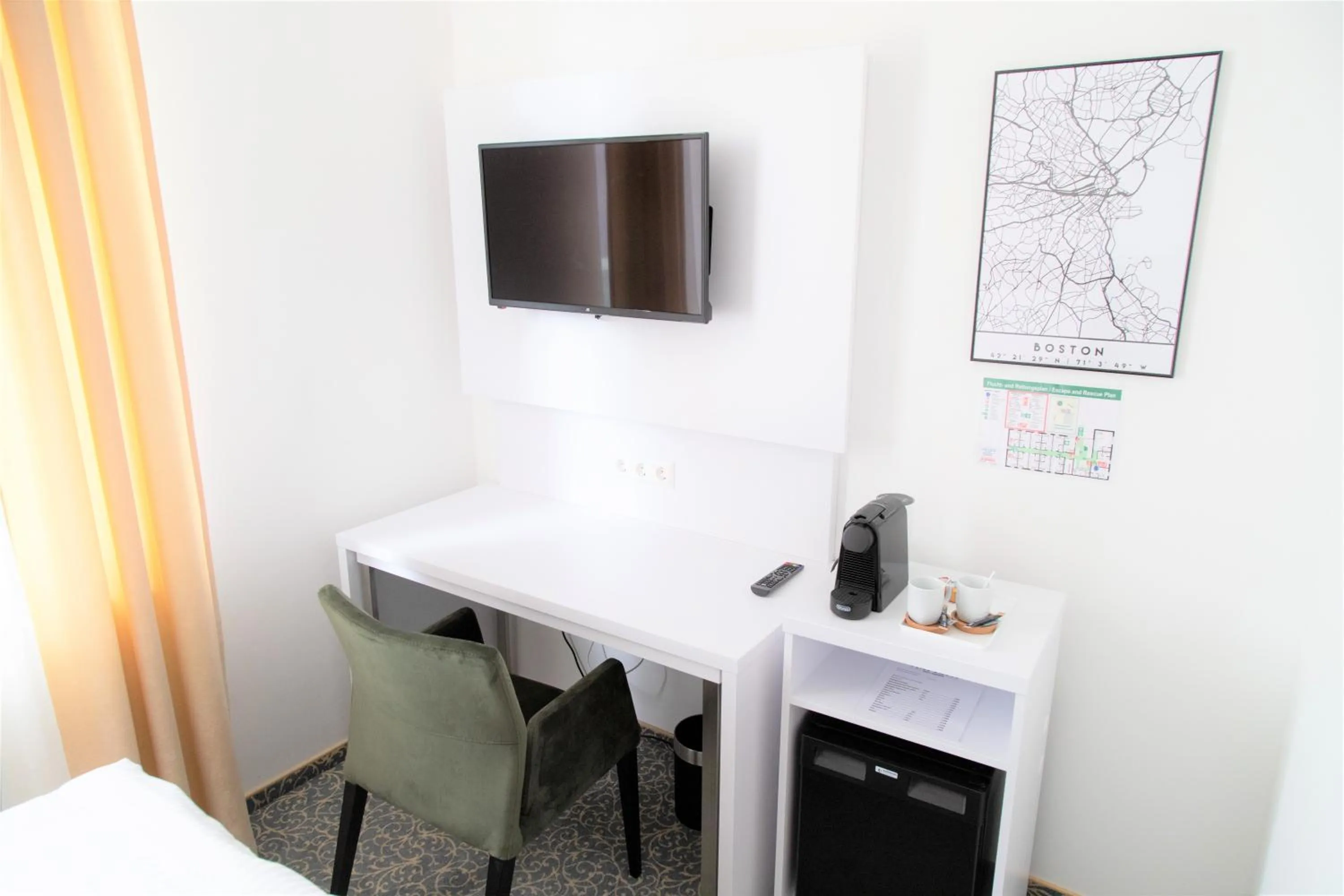 Communal lounge/ TV room in Amplidi Hotel Hannover