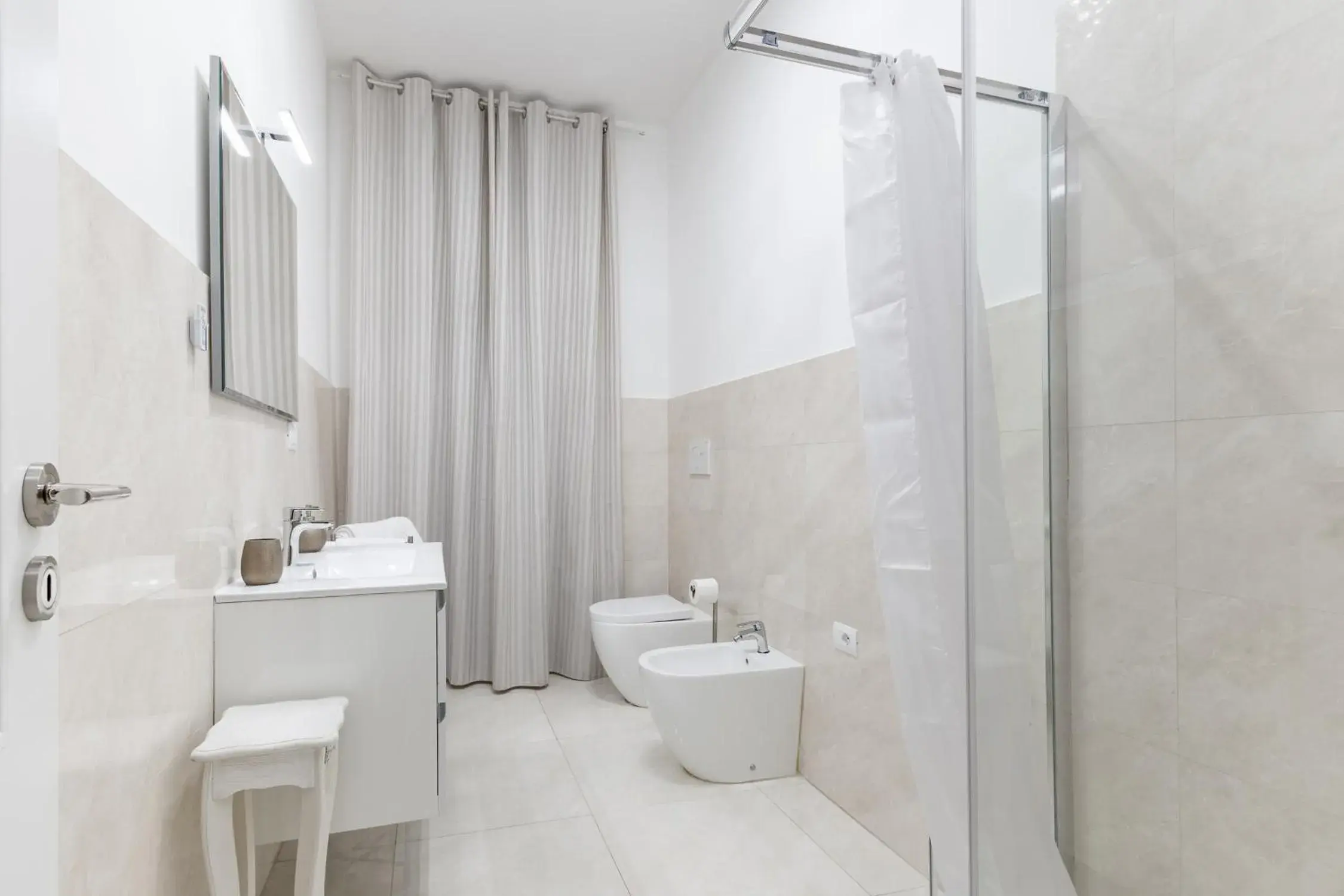 Two-Bedroom Apartment in DrsRome - Roman's Ruins Colosseum Two-Bedroom Apartment in DrsRome - Roman's Ruins Colosseum