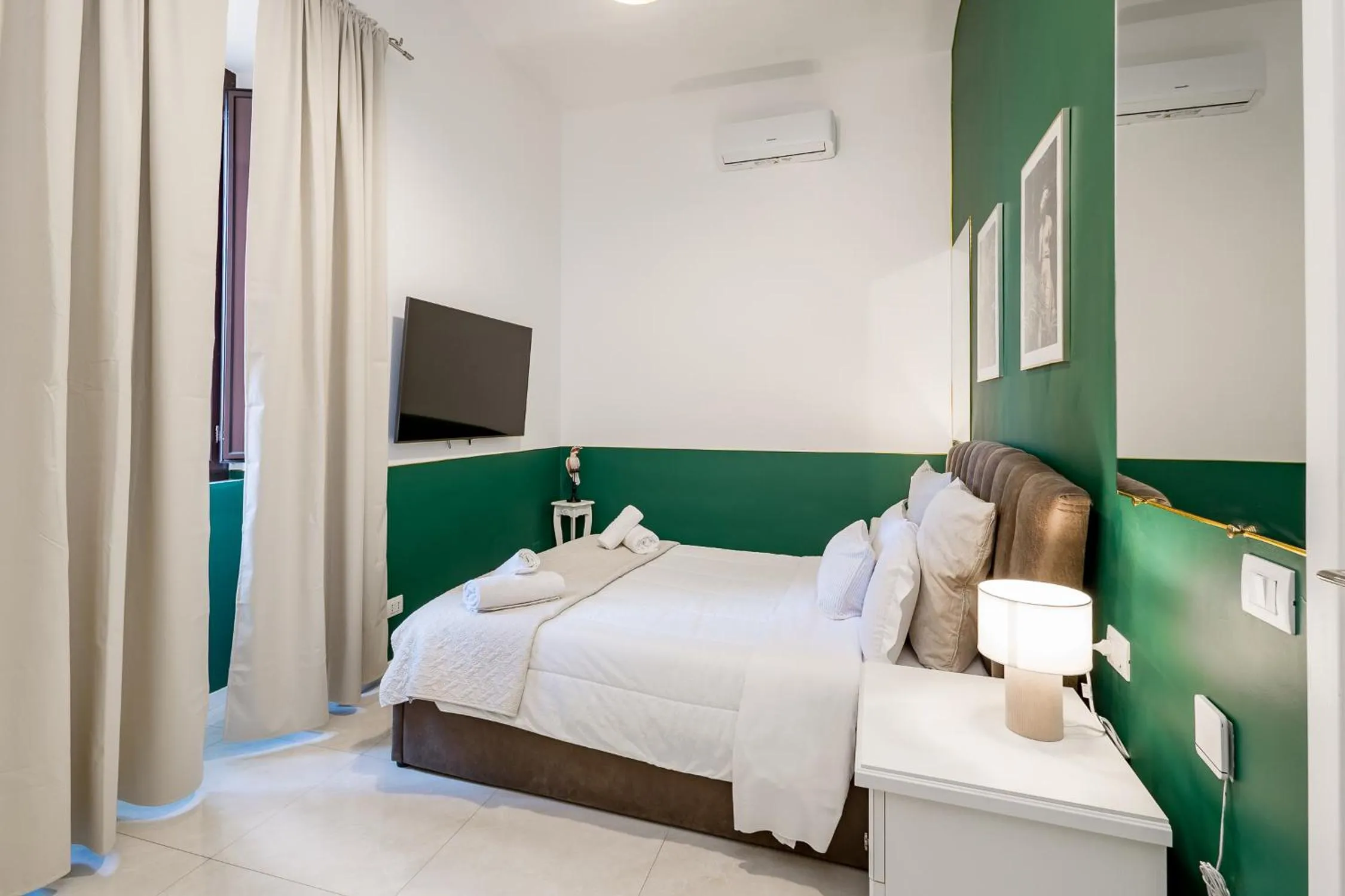 Bed in DrsRome - Roman's Ruins Colosseum