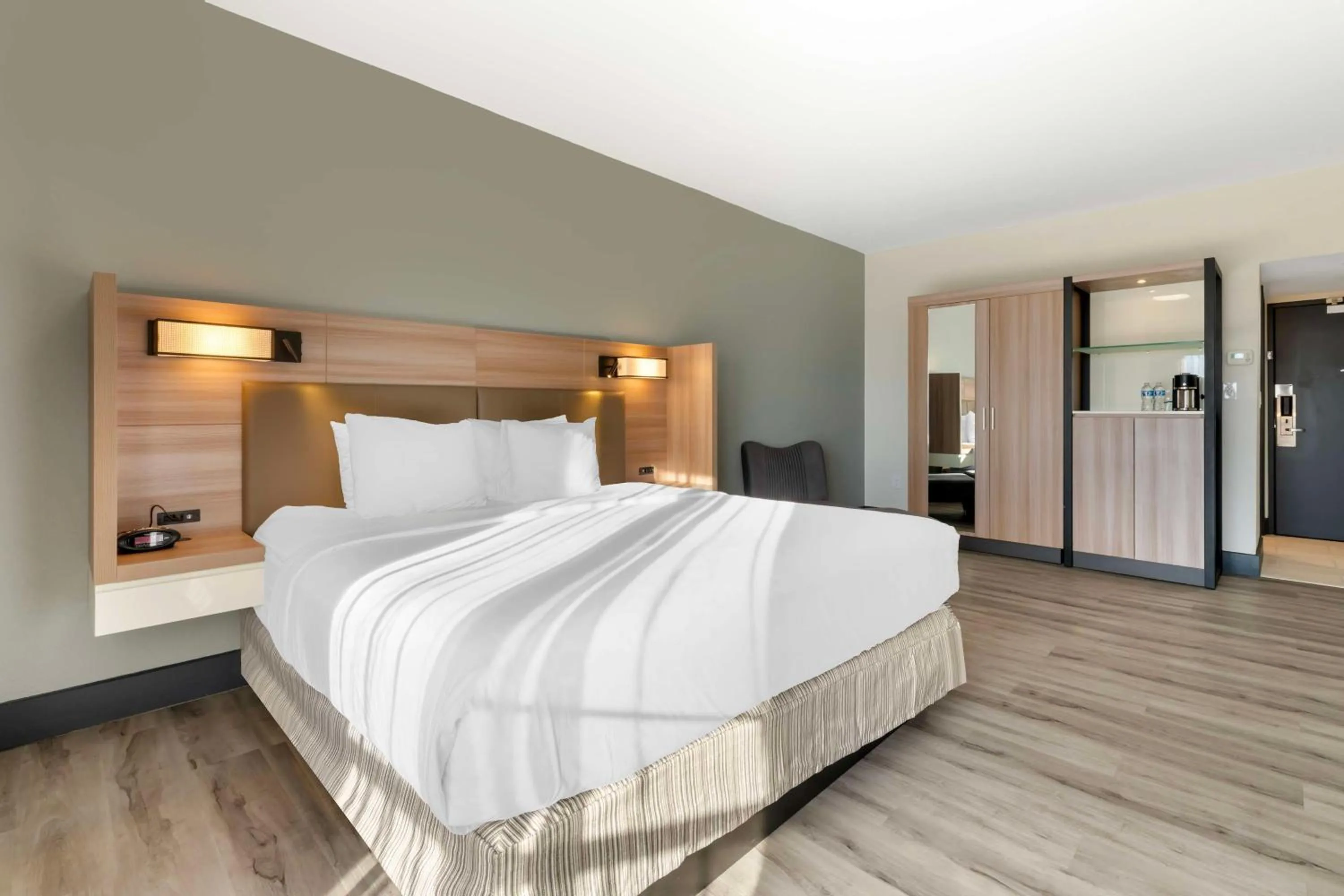 Bedroom, Bed in Best Western Plus Atlanta Airport East