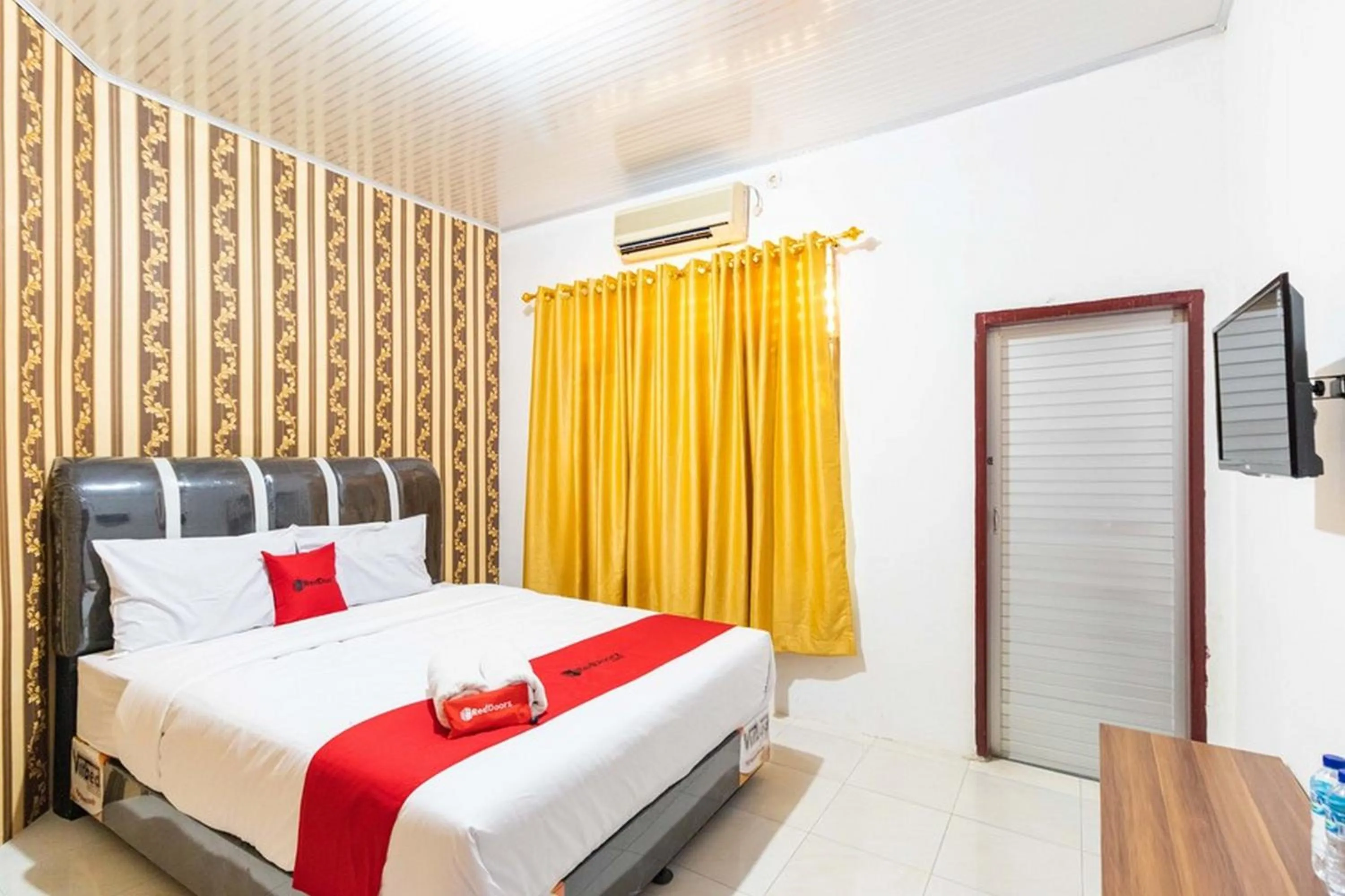Bedroom, Bed in RedDoorz Plus near Universitas Methodist Medan
