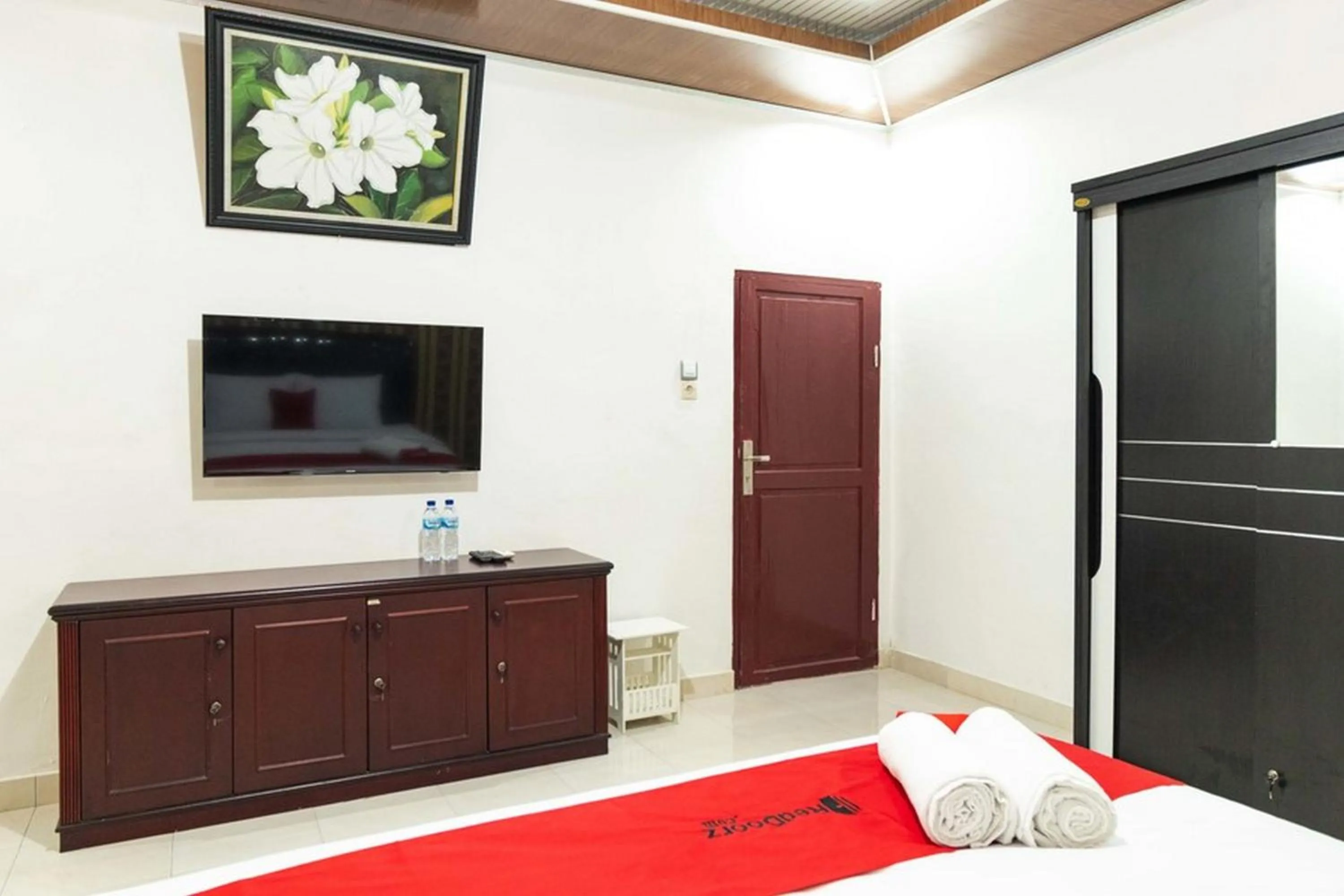 Bed in RedDoorz Plus near Universitas Methodist Medan