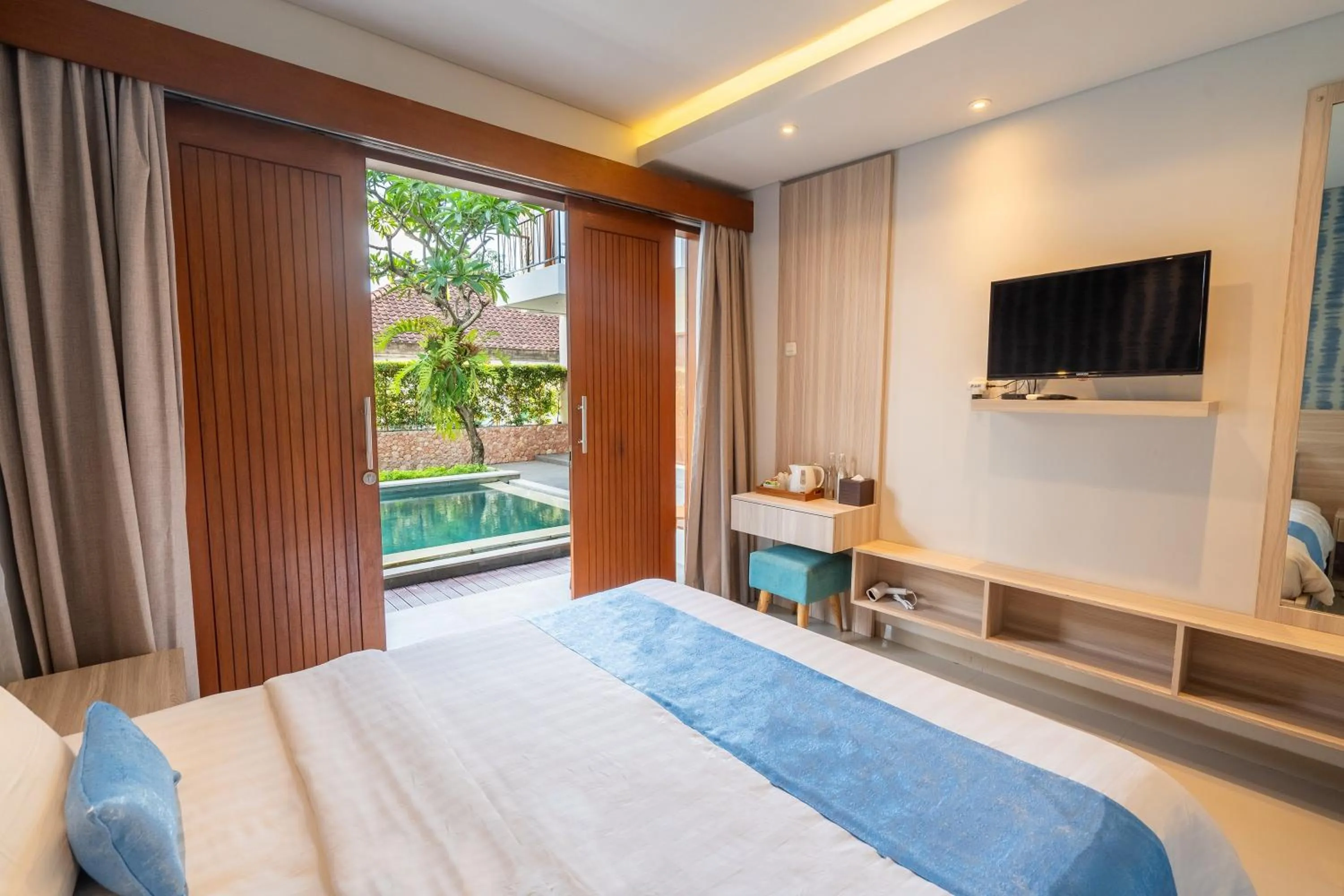TV and multimedia, Bed in Mahesa Suites Seminyak