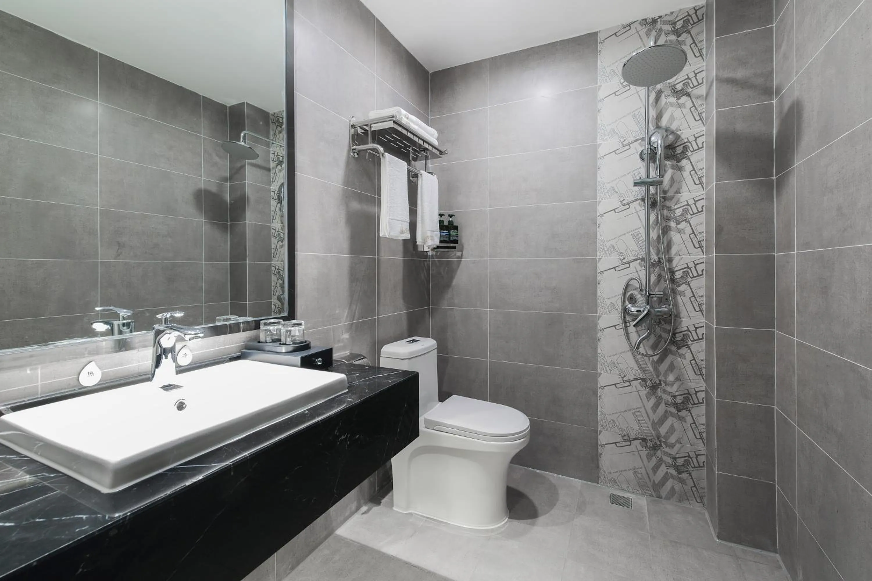 Shower in Zou Qu Ye Travel Hotel