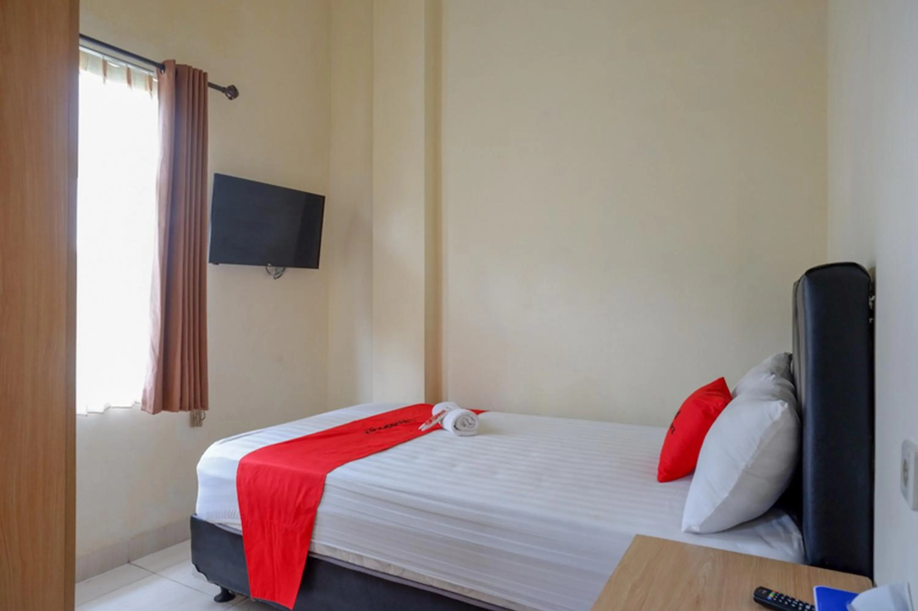 Bedroom, Bed in RedDoorz Syariah near Purwosari Train Station