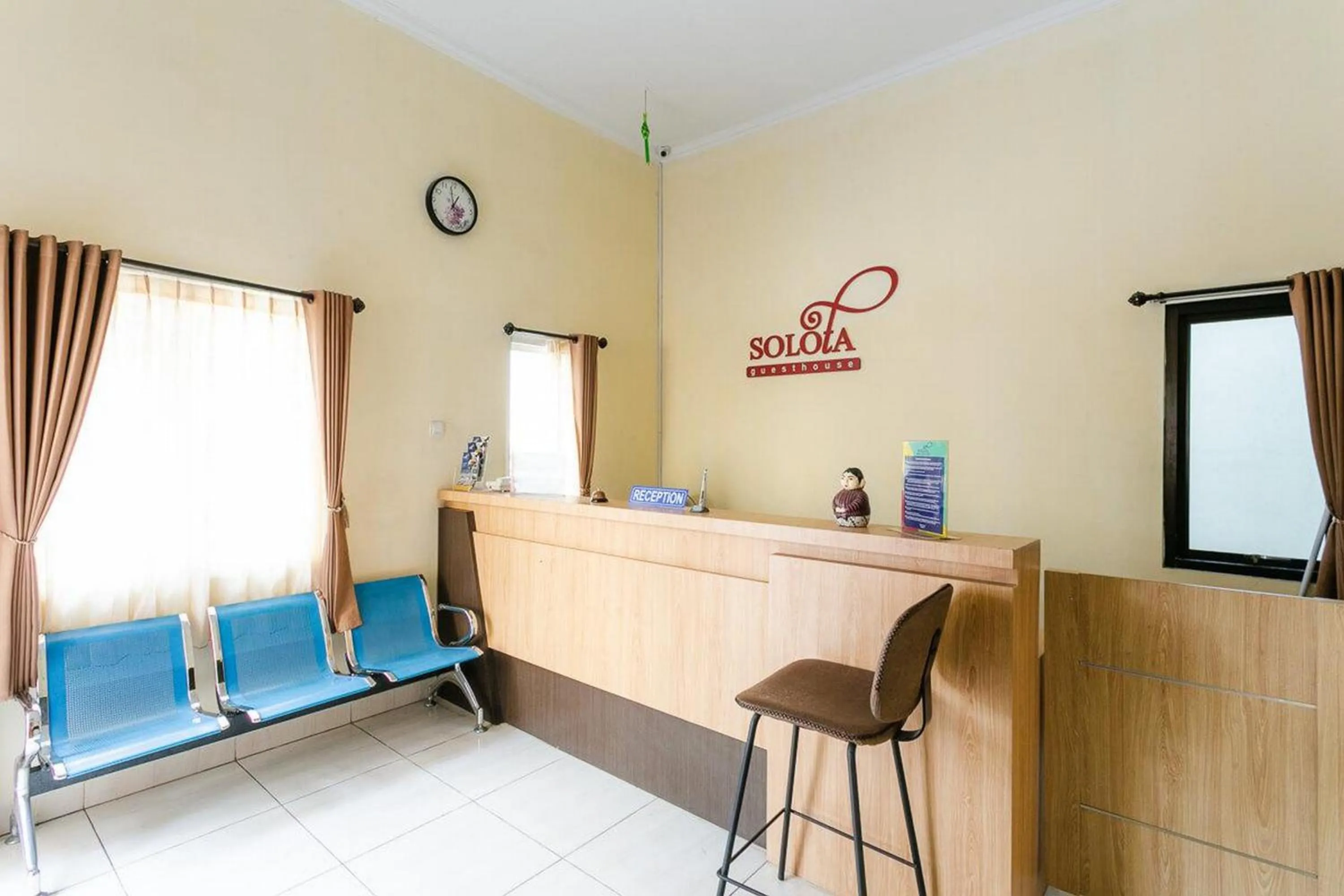 Lobby or reception in RedDoorz Syariah near Purwosari Train Station