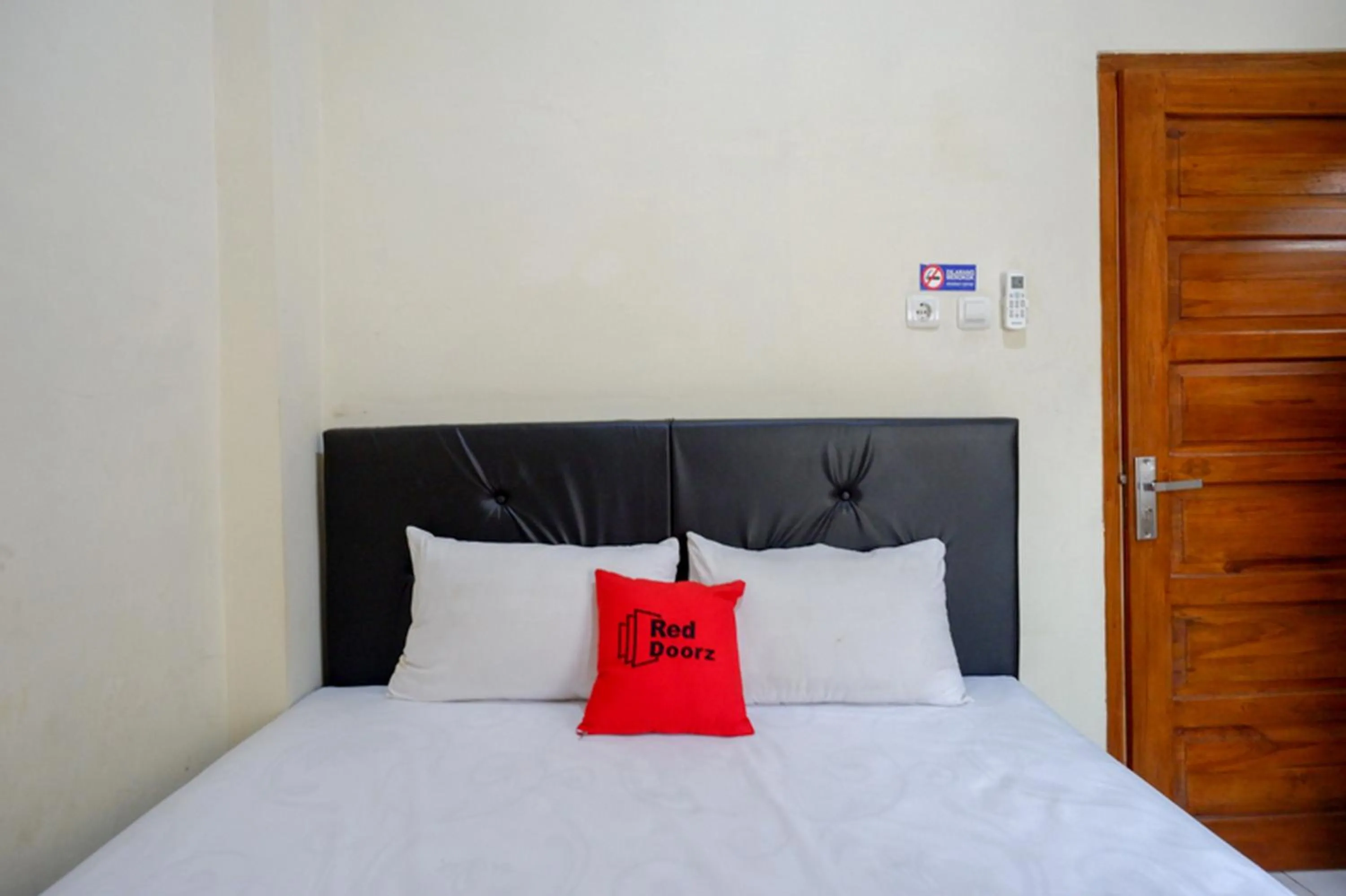 Bedroom, Bed in RedDoorz Syariah near Purwosari Train Station