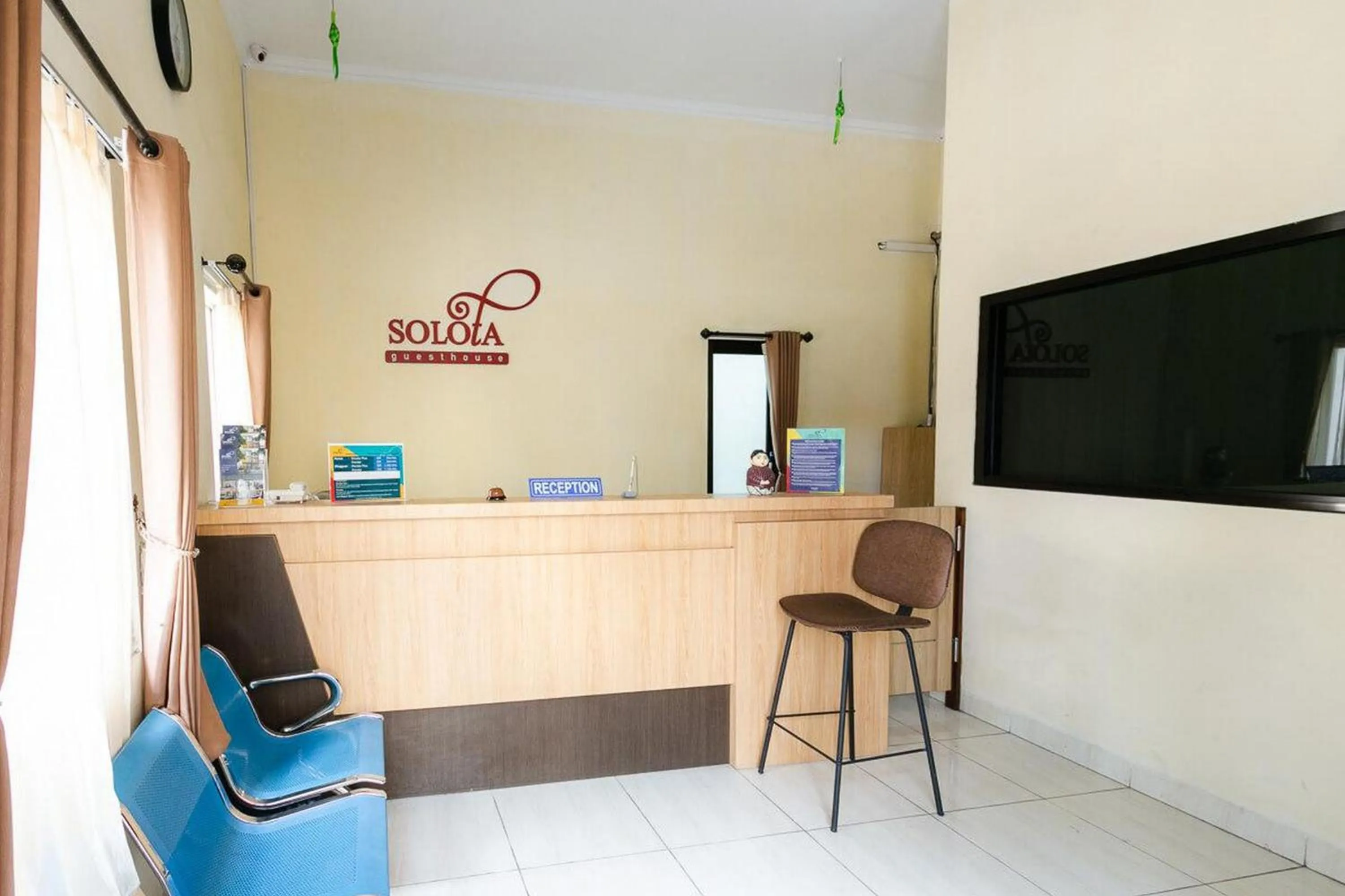 Lobby or reception in RedDoorz Syariah near Purwosari Train Station