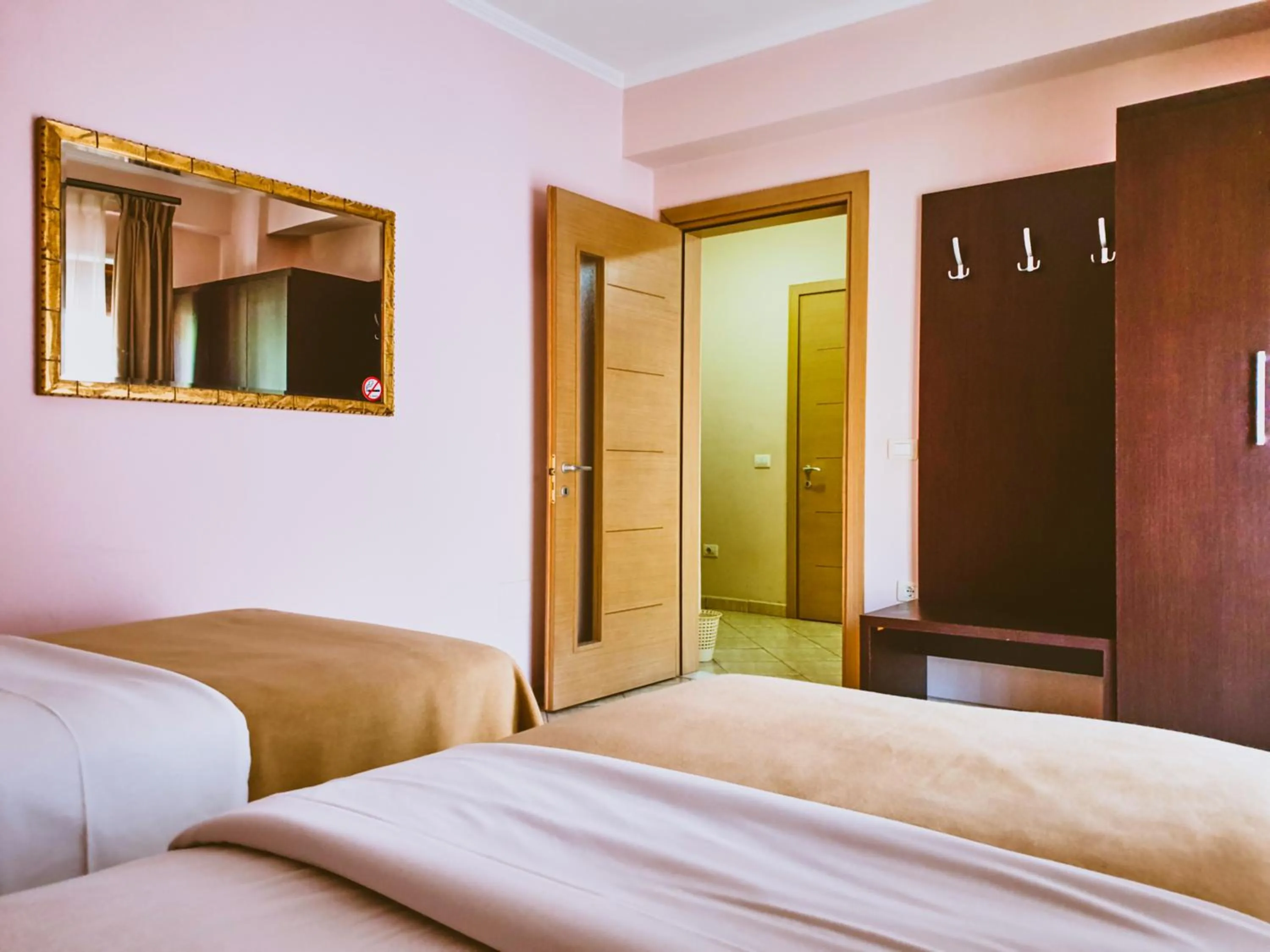 Shower, Bed in Hotel Nais Beach