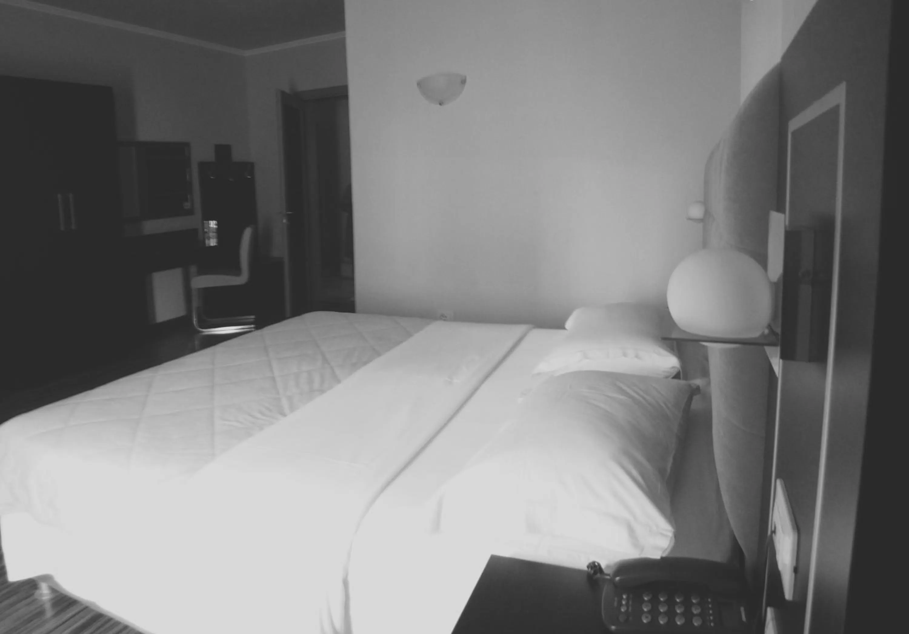 Shower, Bed in Hotel Nais Beach