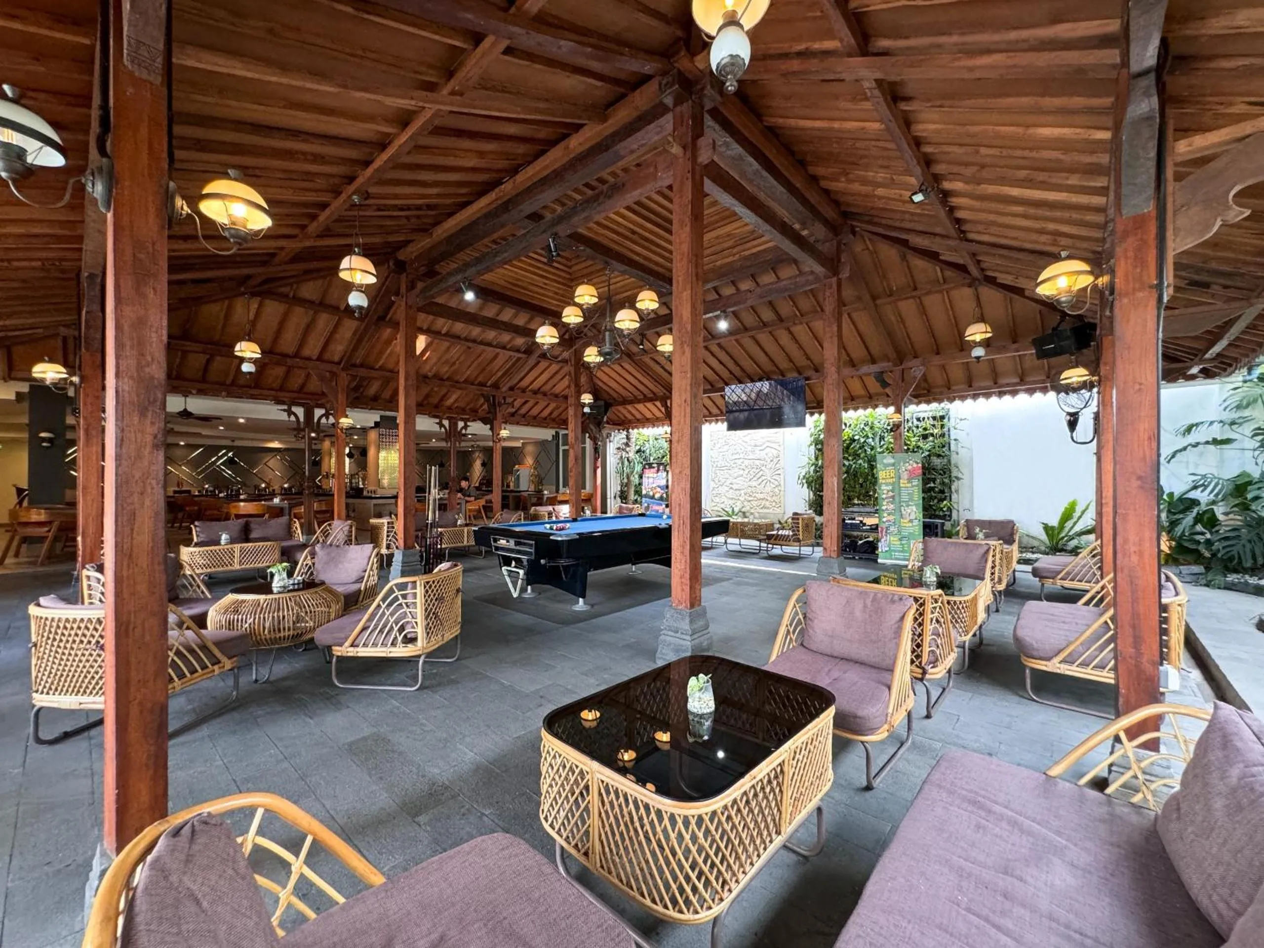 Restaurant/places to eat in Aveon Hotel Yogyakarta by Daphna Management