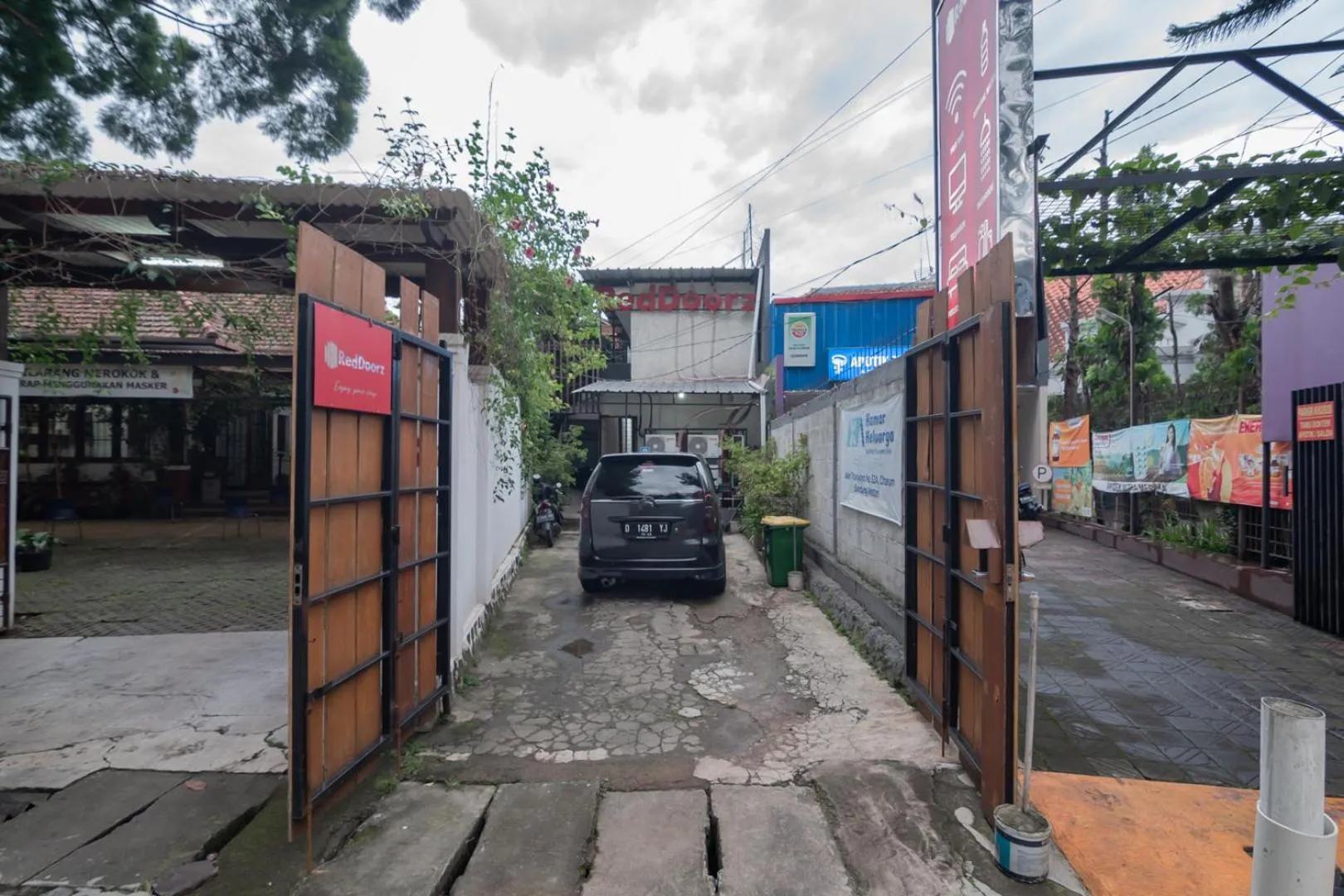 RedDoorz near Riau Junction Mall 2