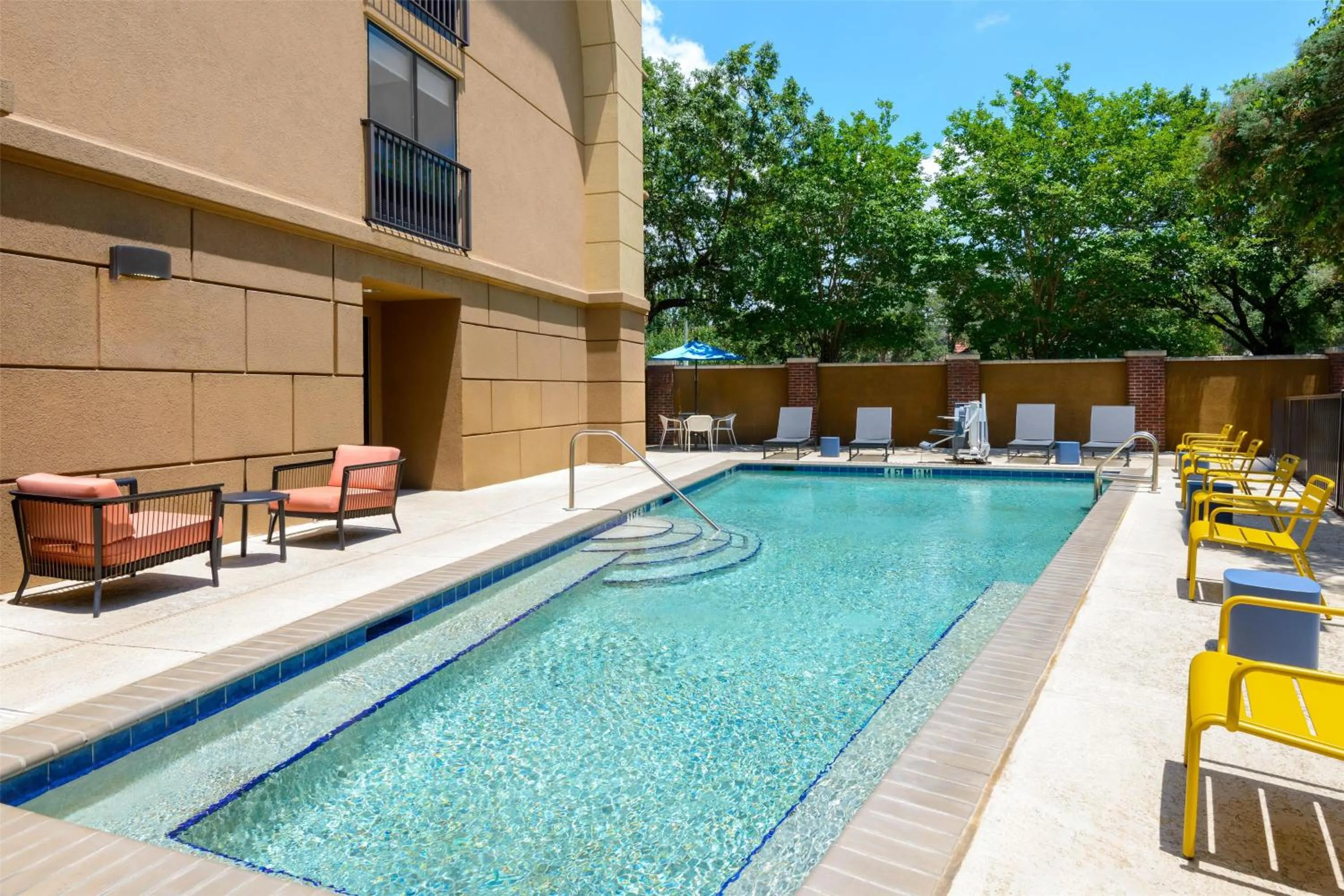 Pool view in Hampton Inn & Suites Pensacola/Gulf Breeze