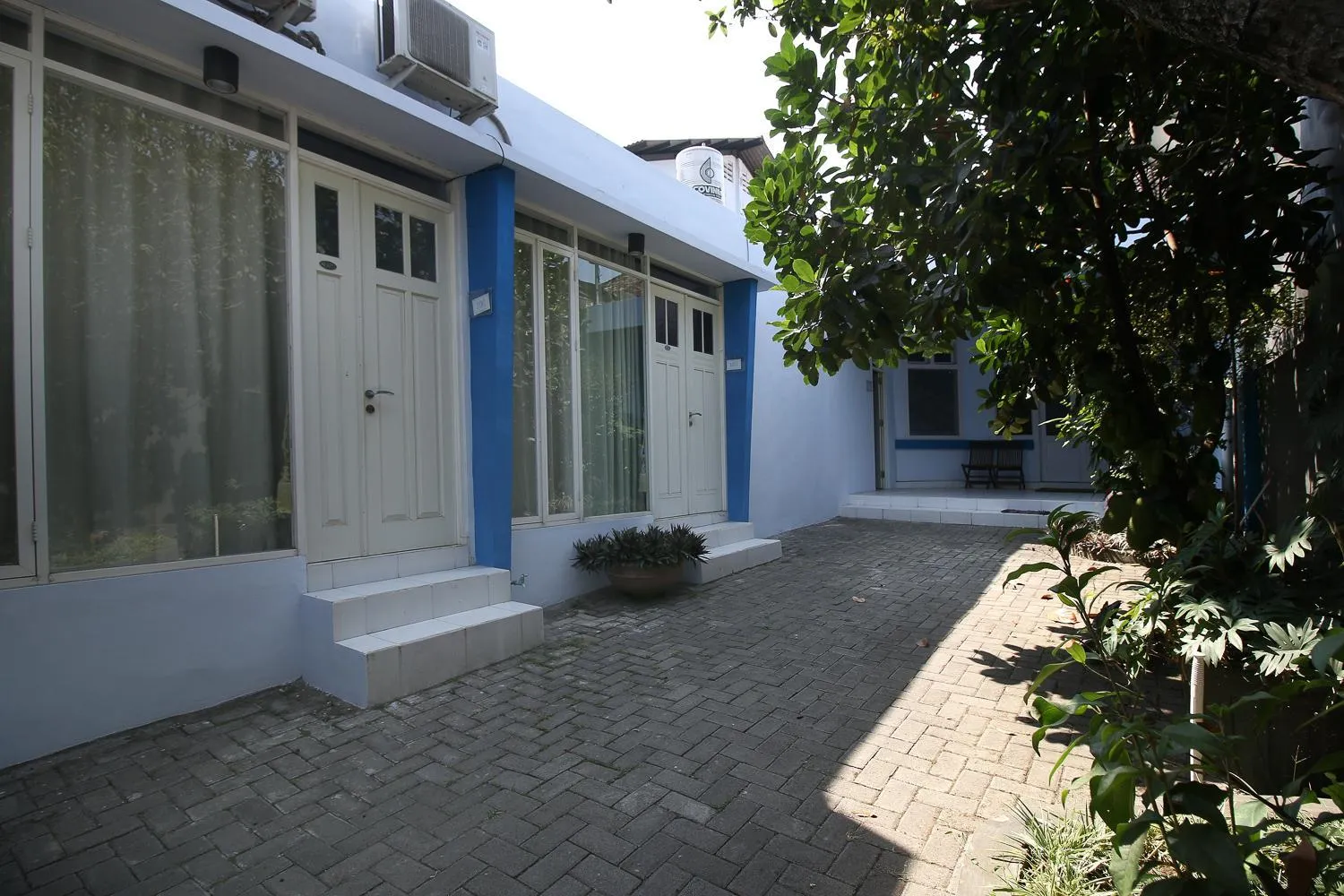 Facade/entrance in RedDoorz Near Stasiun Lawang