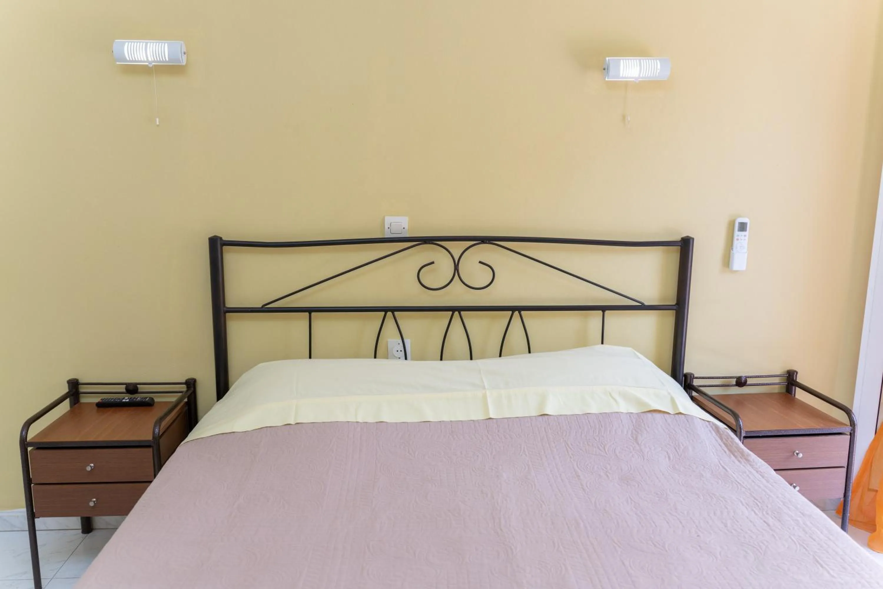 Bedroom, Bed in Remezzo Apartments