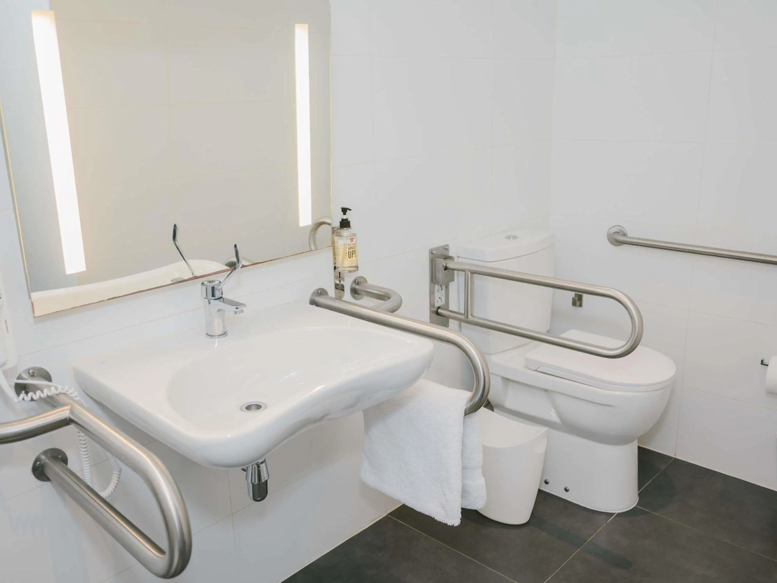 Bedroom in ibis Trujillo