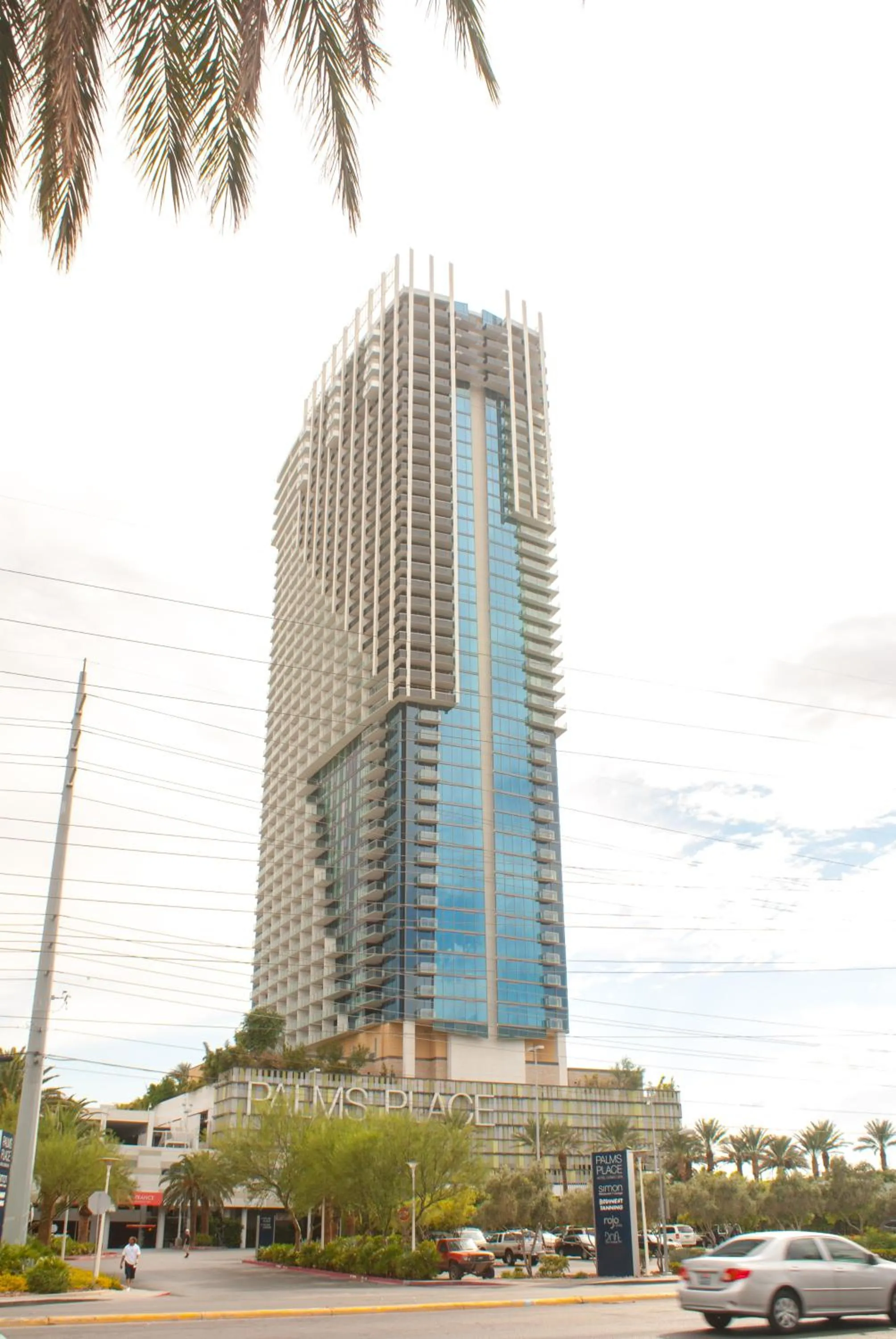 Facade/entrance in Palms Place Hotel and Spa