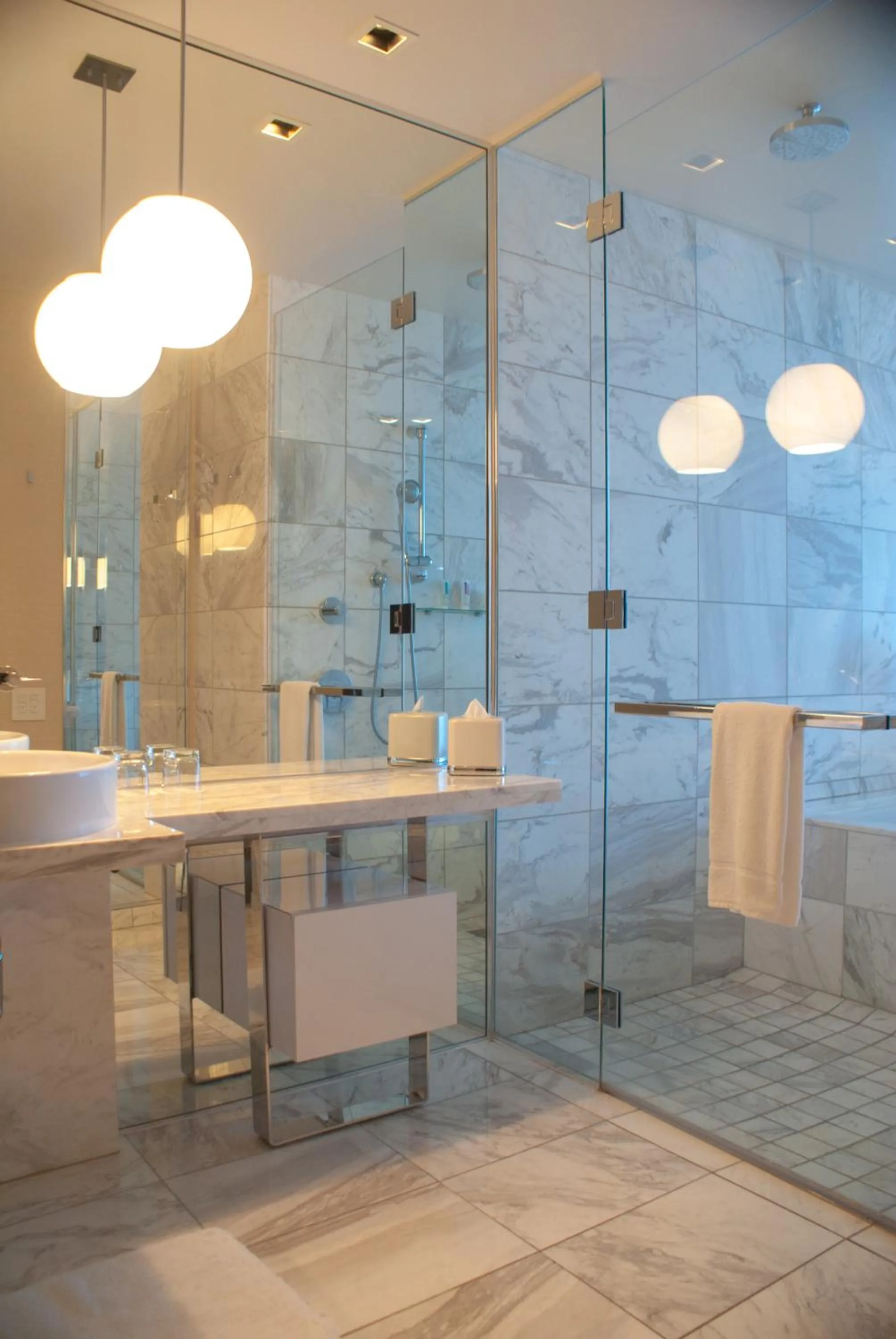 Shower in Palms Place Hotel and Spa