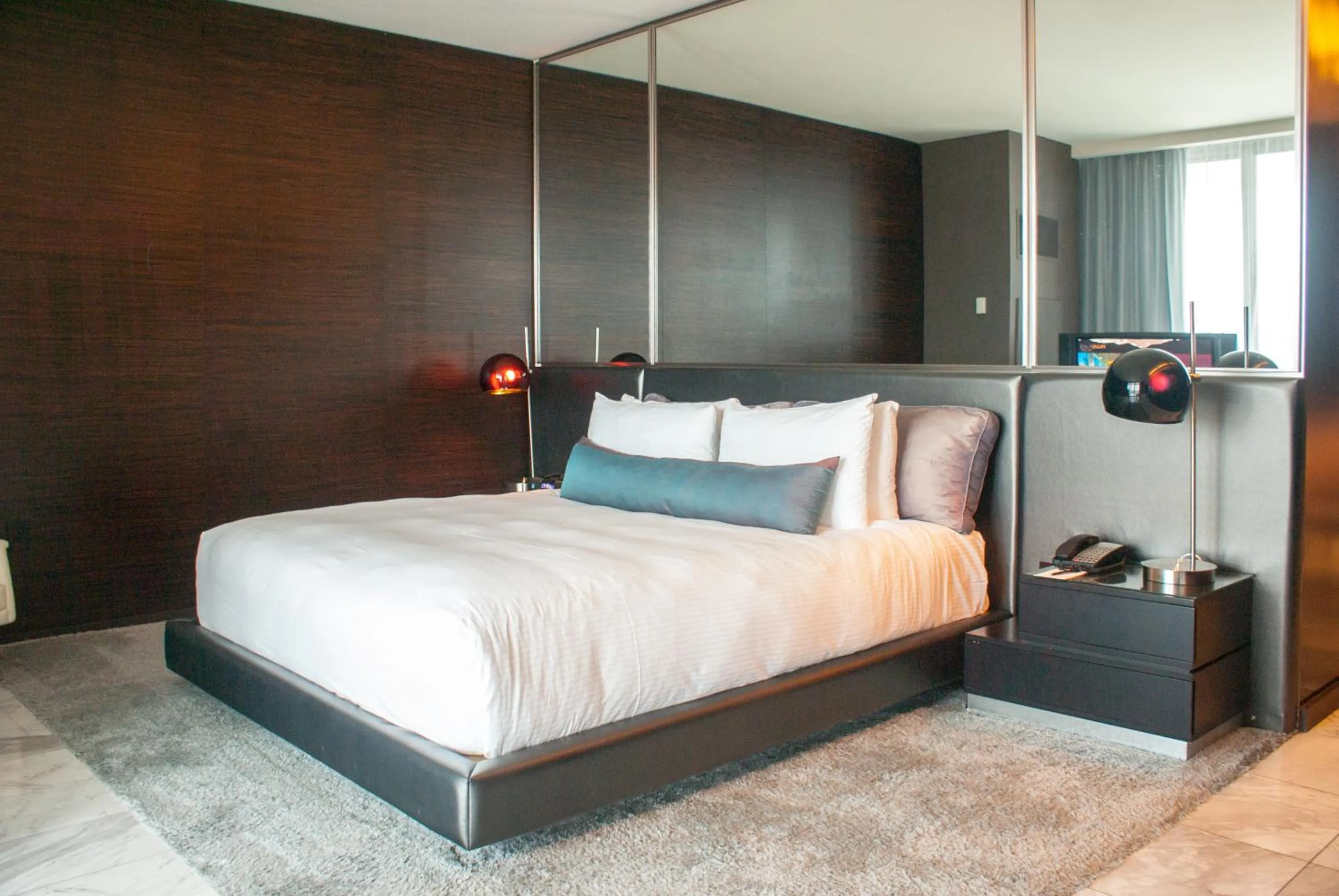 Bed in Palms Place Hotel and Spa