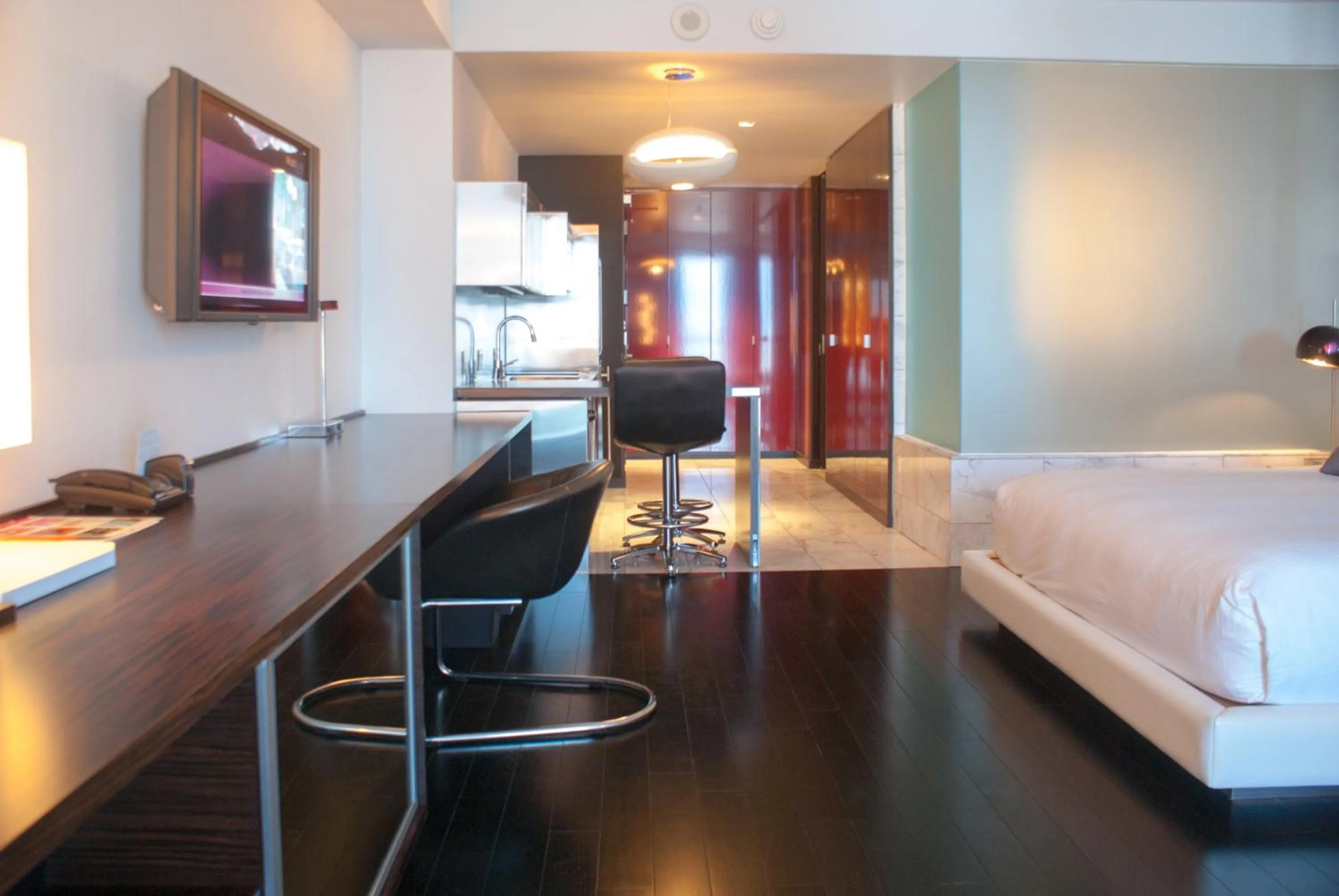 Seating area, Bed in Palms Place Hotel and Spa