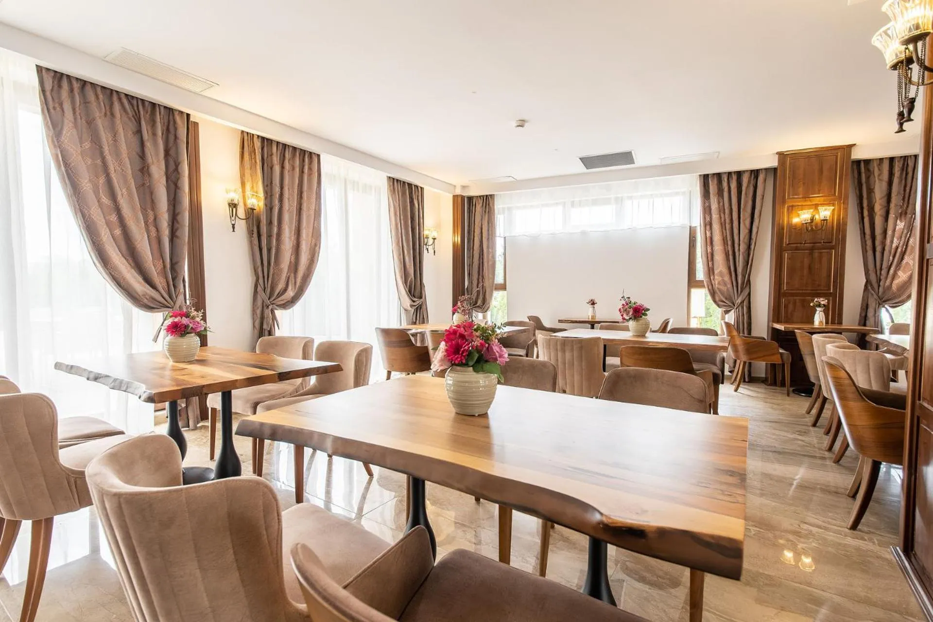 Restaurant/places to eat in RED CONFORT HOTEL Boutique