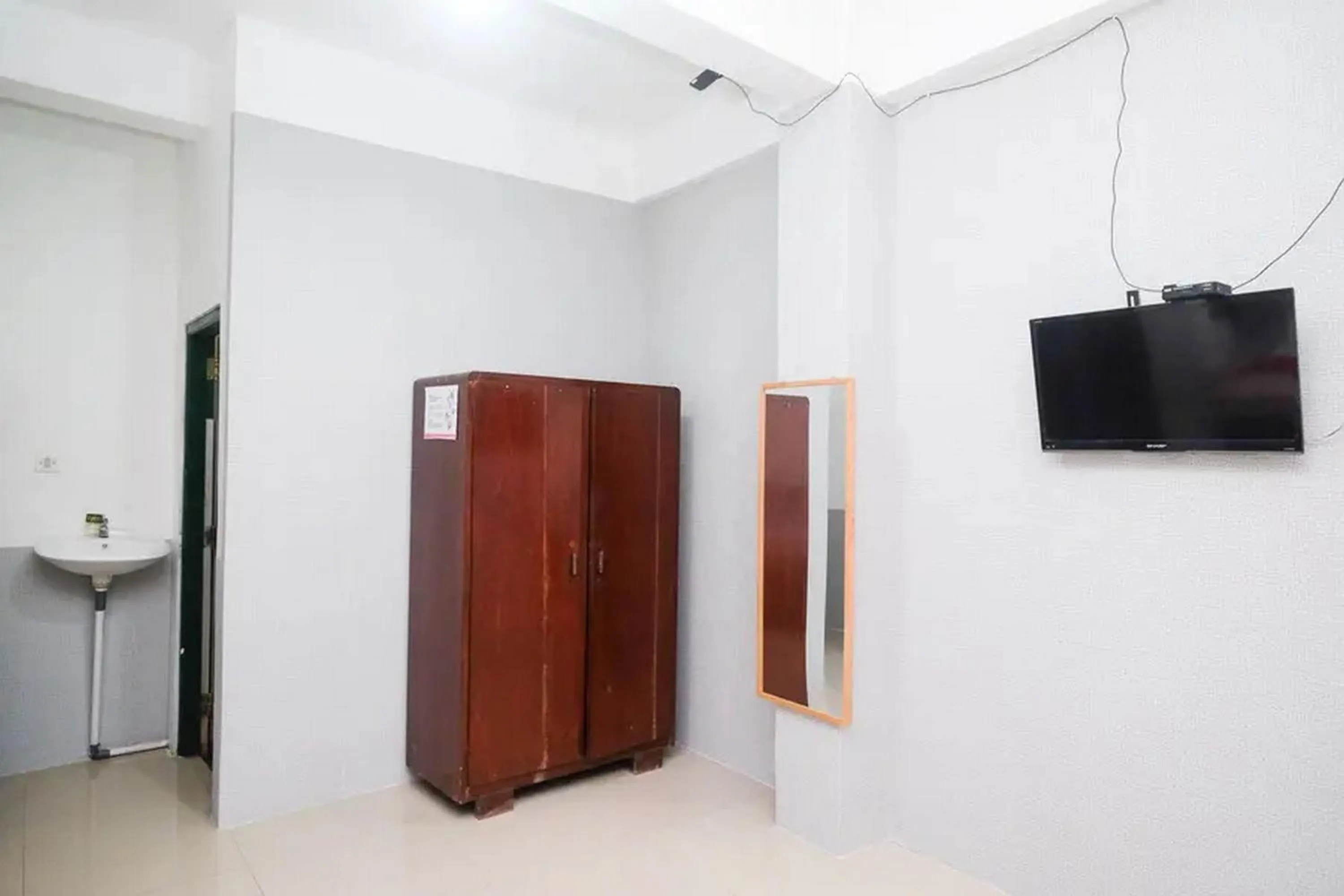 TV and multimedia in RedDoorz Syariah near Titik Nol Yogyakarta