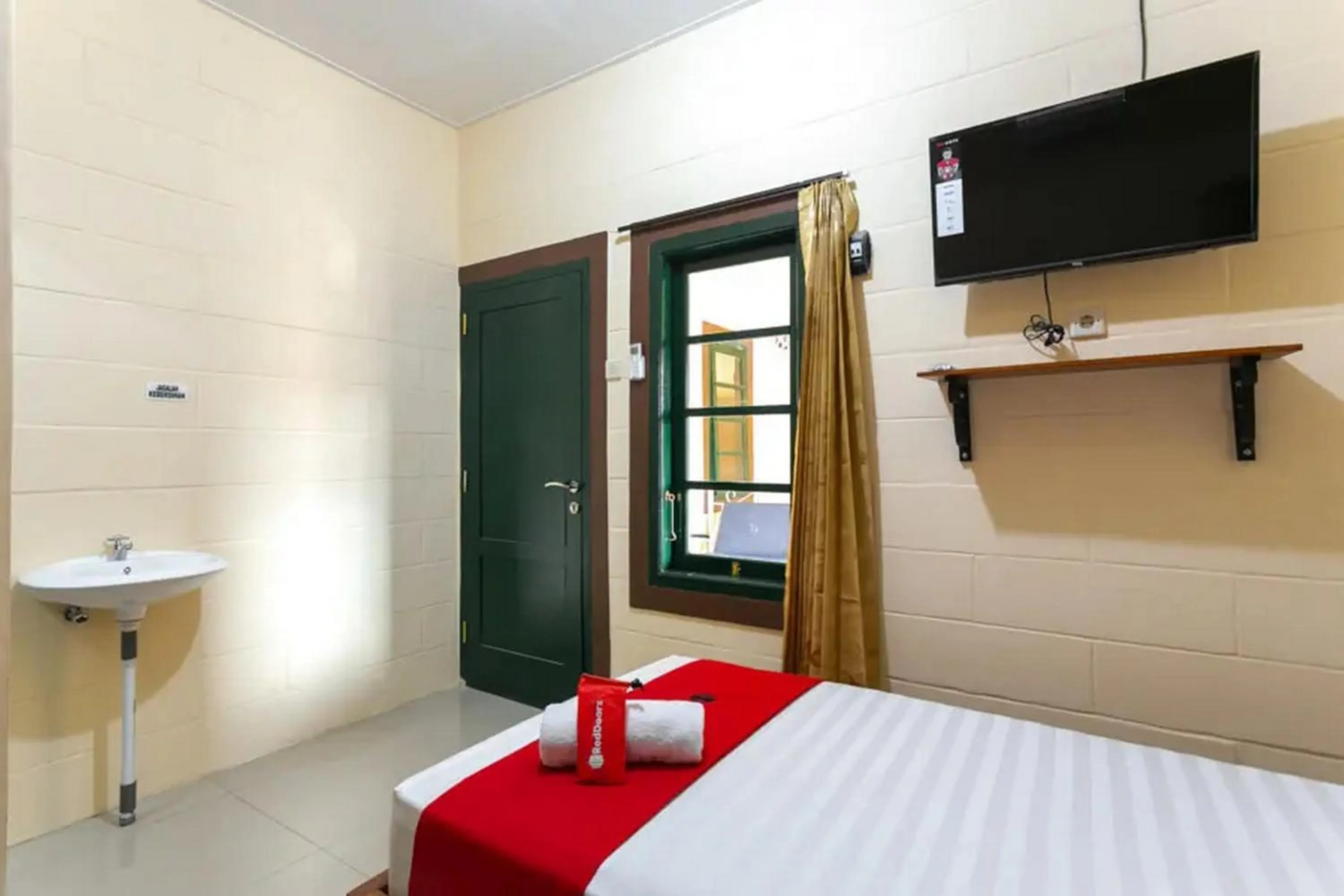 Bed in RedDoorz Syariah near Titik Nol Yogyakarta