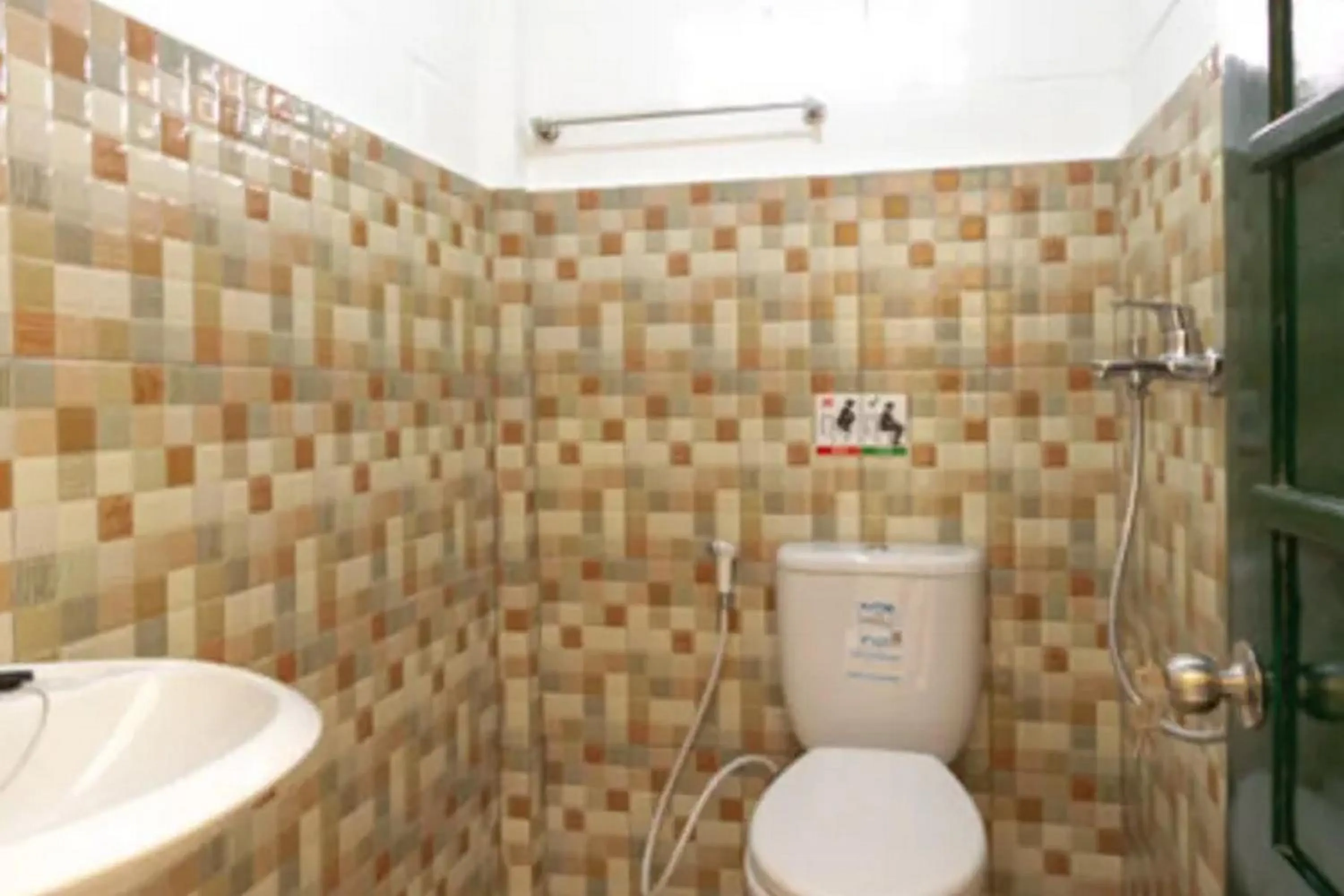 Bathroom in RedDoorz Syariah near Titik Nol Yogyakarta