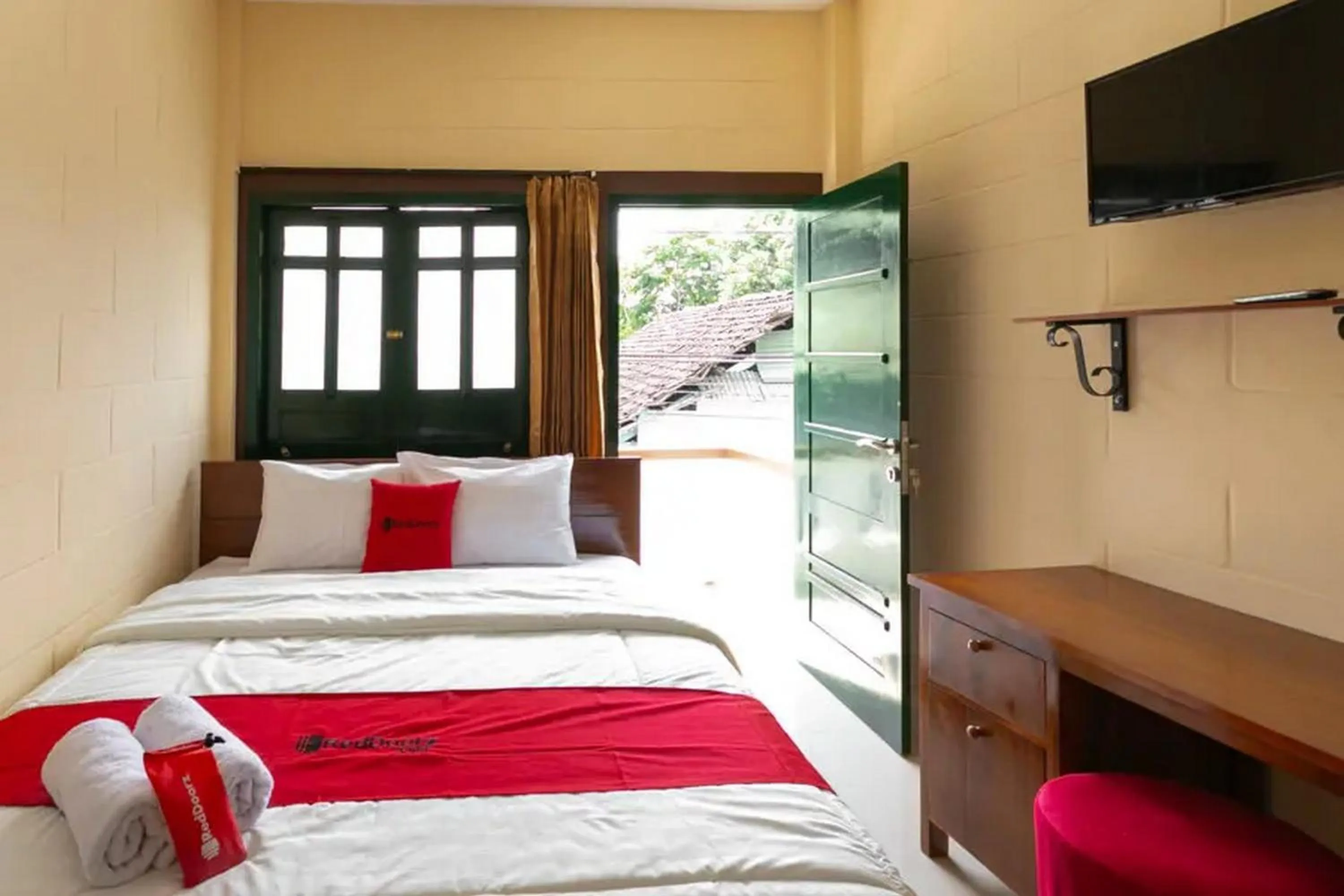 Bed in RedDoorz Syariah near Titik Nol Yogyakarta