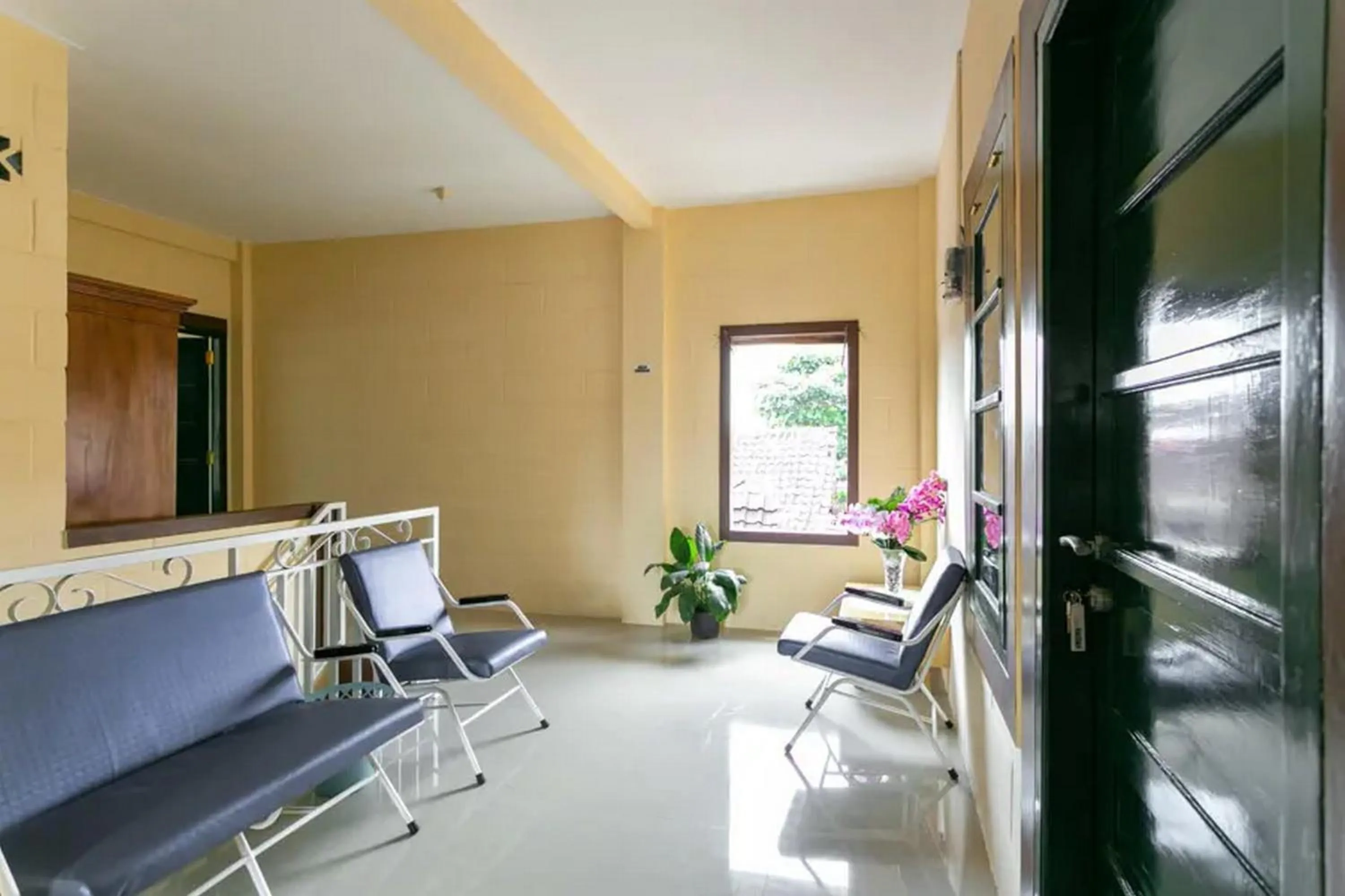 Seating area in RedDoorz Syariah near Titik Nol Yogyakarta