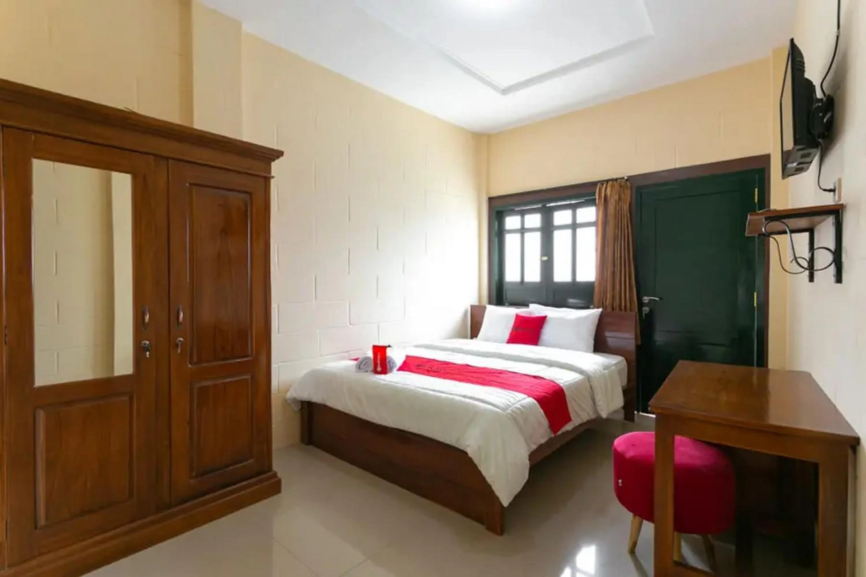 Bed in RedDoorz Syariah near Titik Nol Yogyakarta