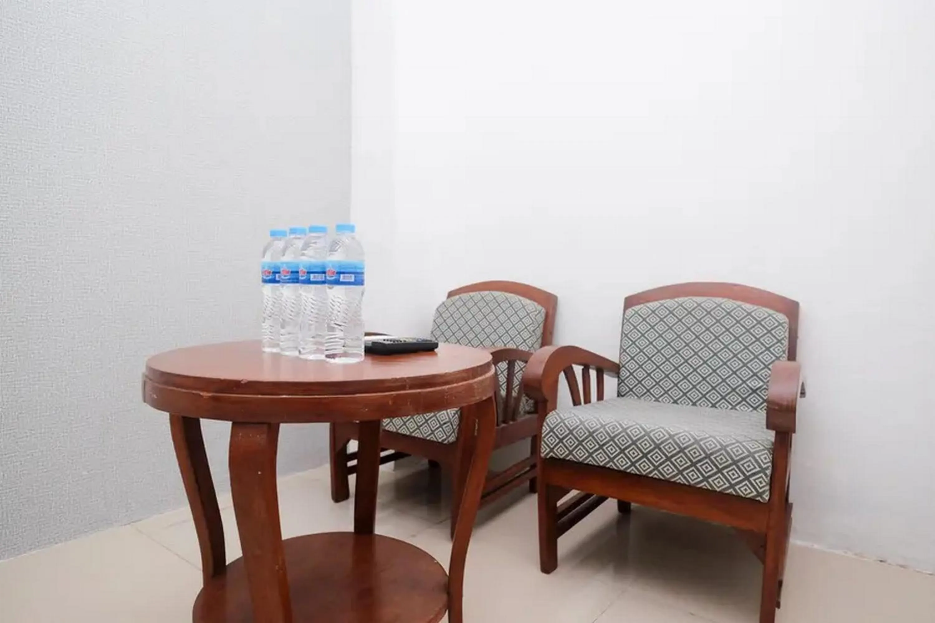 Seating area in RedDoorz Syariah near Titik Nol Yogyakarta