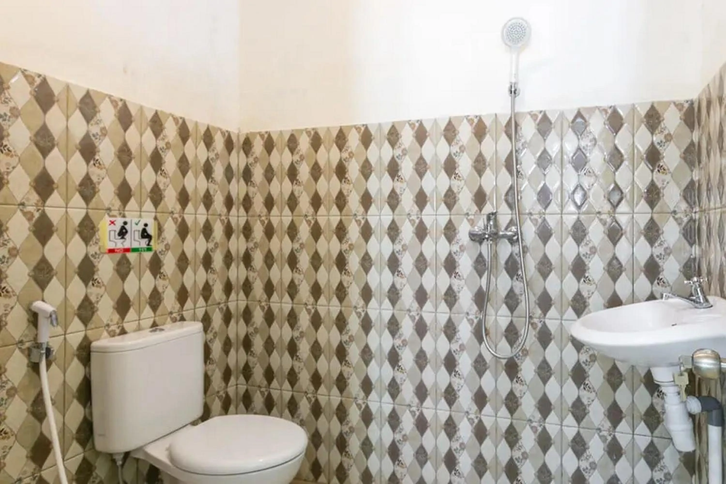 Bathroom in RedDoorz Syariah near Titik Nol Yogyakarta