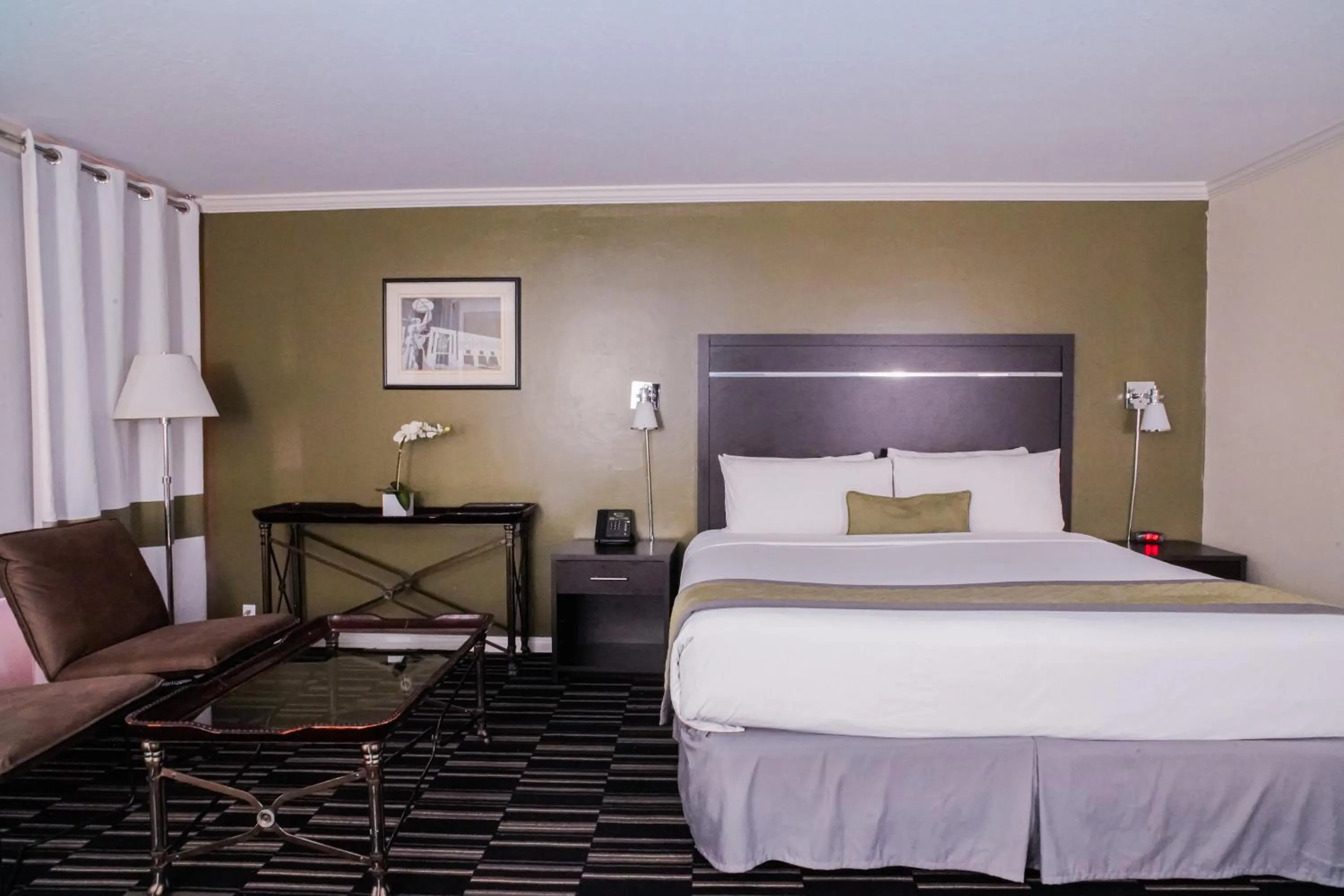 Bed in Uptown Oasis San Jose Airport & Silicon Valley