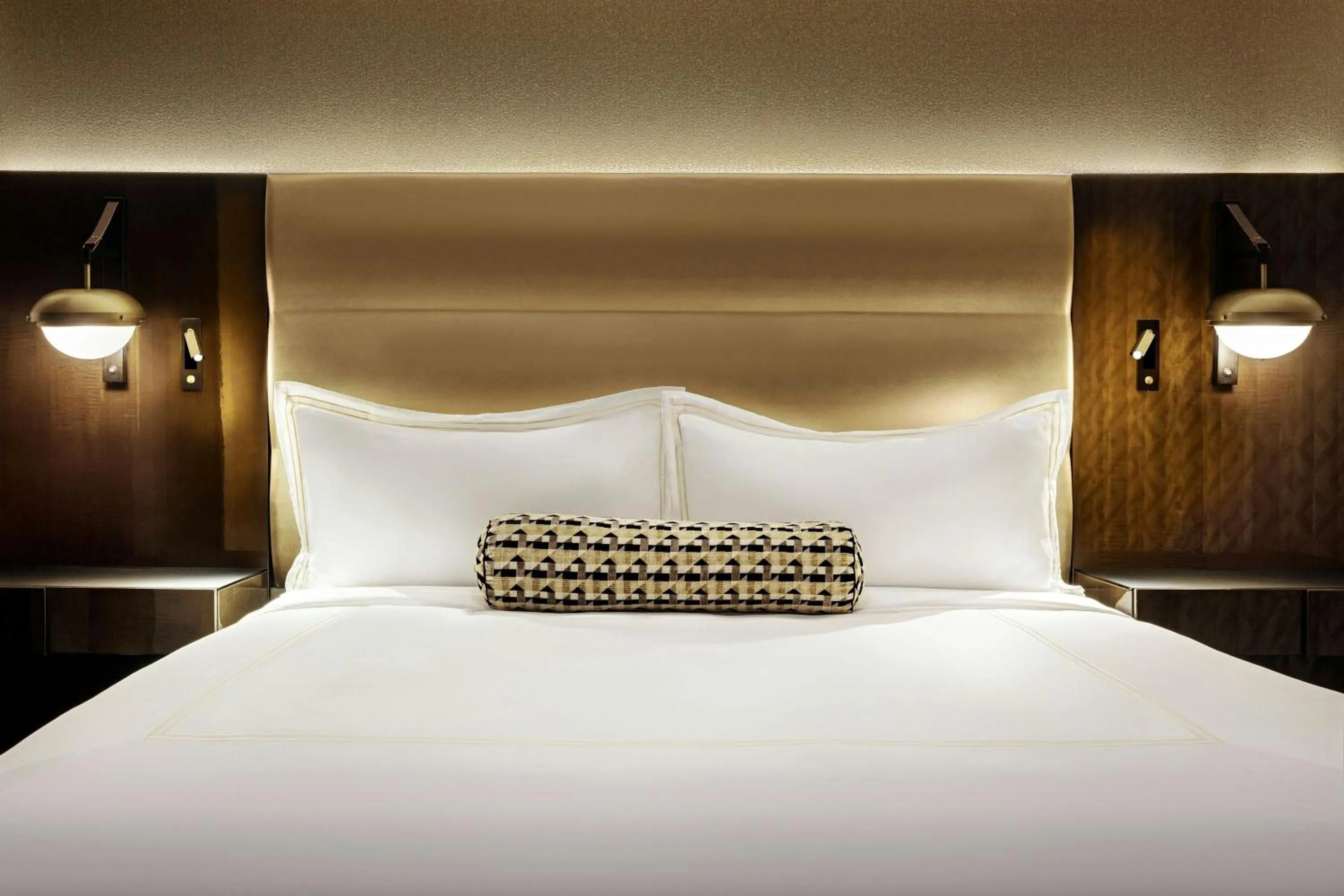 Photo of the whole room, Bed in The Sinclair, Autograph Collection