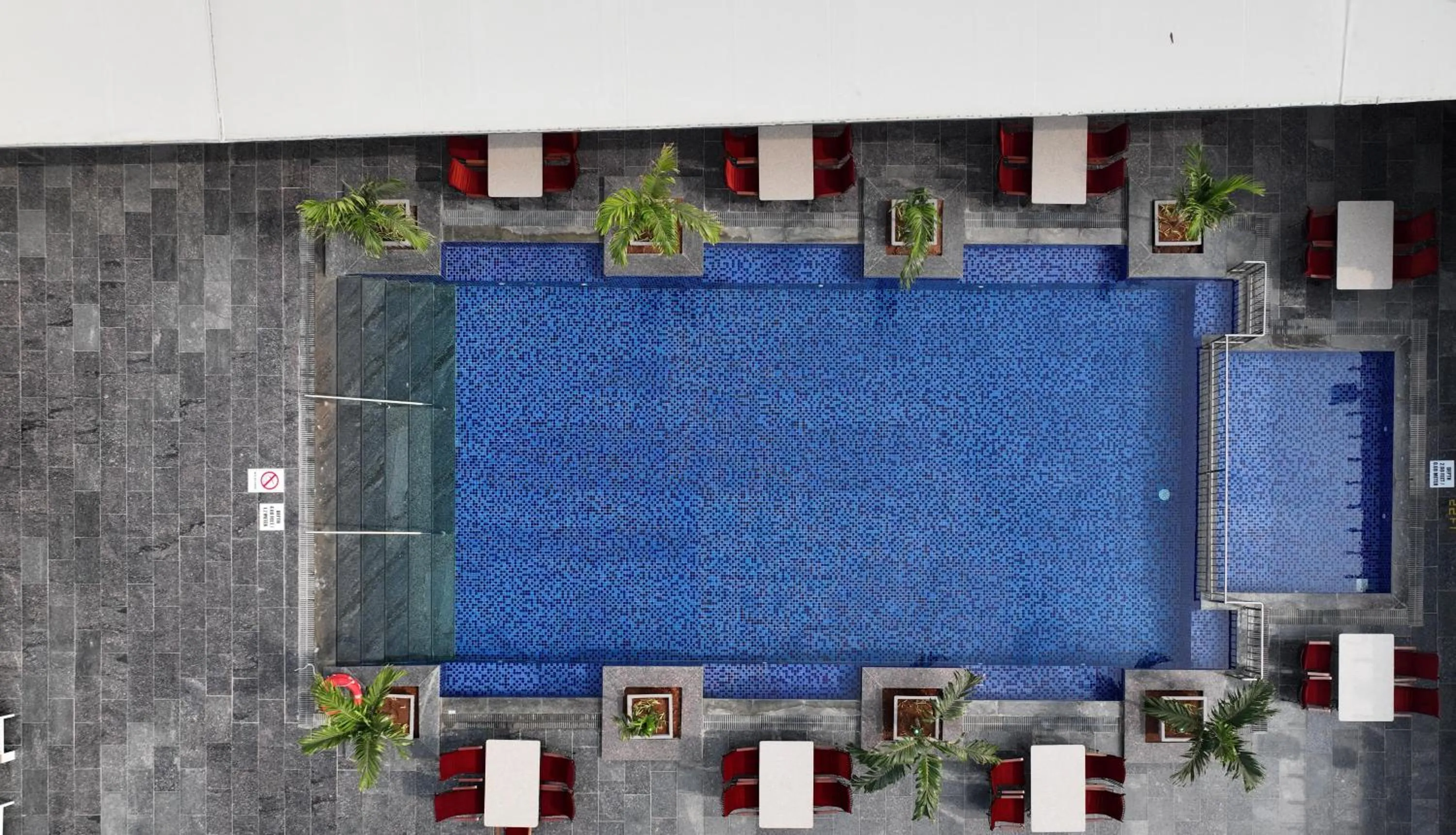 Swimming pool in Le Meridien Hyderabad