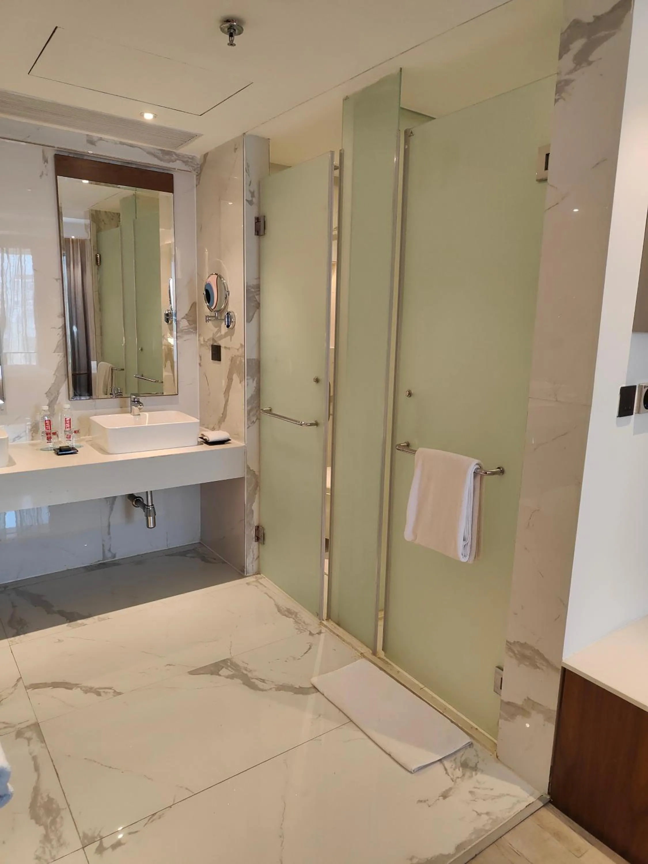 Shower, Bed in Le Meridien Hyderabad