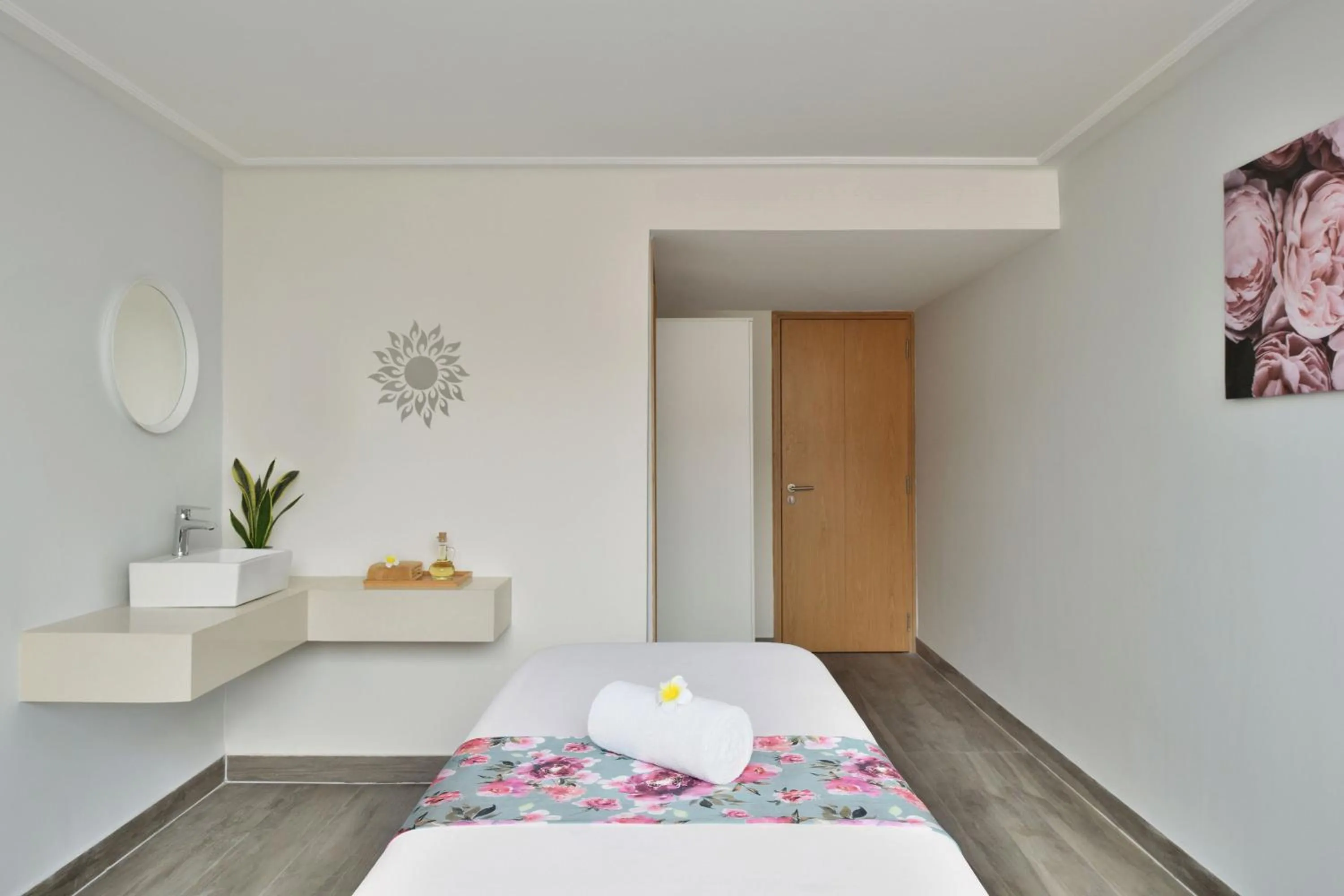 Spa and wellness centre/facilities, Bed in Le Meridien Hyderabad