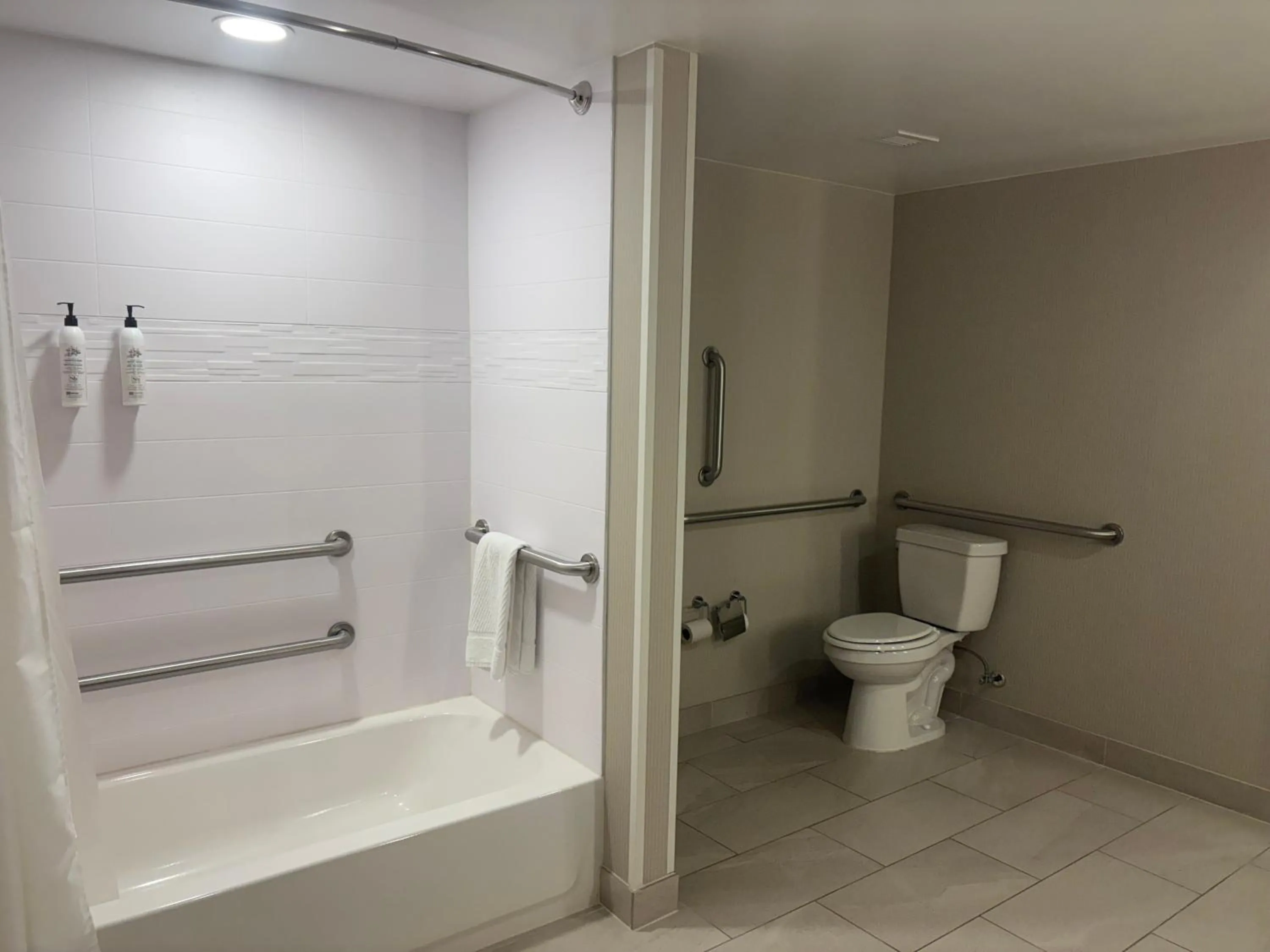 Bath in Delta Hotels by Marriott Indianapolis Airport