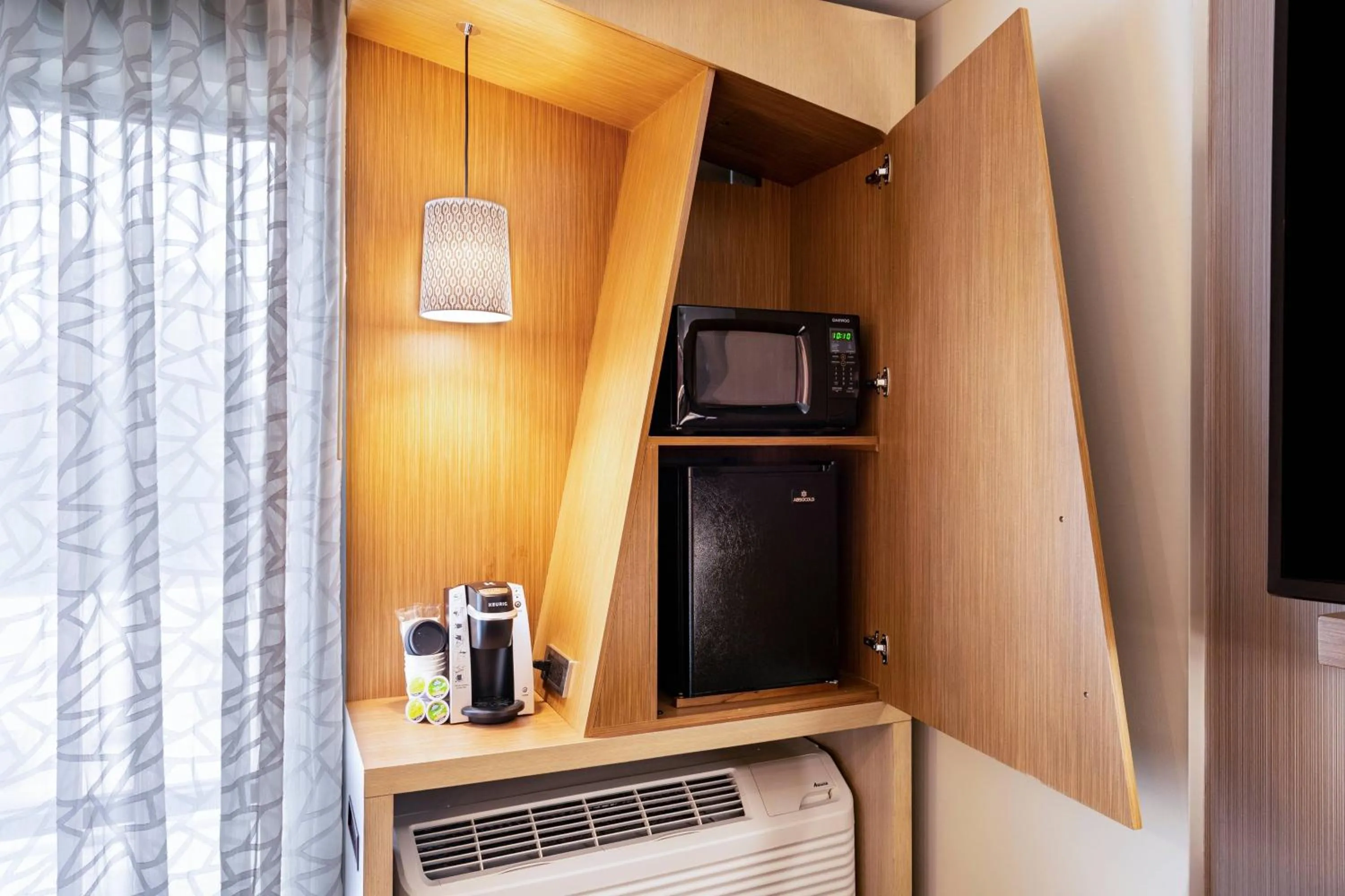 Photo of the whole room in Courtyard Winston-Salem Downtown